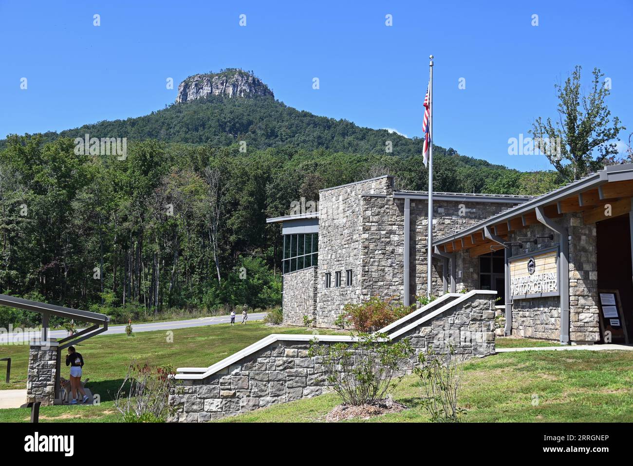 Blick auf Pilot Mountain vom Besucherzentrum im Pilot Mountain State Park in North Carolina. Stockfoto