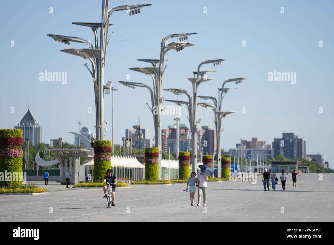 220529 -- PEKING, 29. Mai 2022 -- Menschen besuchen den Beijing Olympic Park in Peking, Hauptstadt von China, 29. Mai 2022. In Peking gab es von Freitag bis Sonntag um 15 Uhr keine Übertragung von COVID-19 in der Stadt, teilte ein Beamter einer Pressekonferenz am Sonntag mit. Die chinesische Hauptstadt meldete sieben neue lokal übertragbare COVID-19-Infektionen von Ende Samstag bis 15 Uhr Sonntag, die alle unter den zur Beobachtung gesperrten Personen waren, sagte Liu Xiaofeng, stellvertretender Direktor des Pekinger Zentrums für die Prävention und die Kontrolle von Krankheiten. CHINA-PEKING-COVID-19-PRÄVENTION UND CONTROLCN JUXHUANZONG PUBLICATIONXNOT Stockfoto