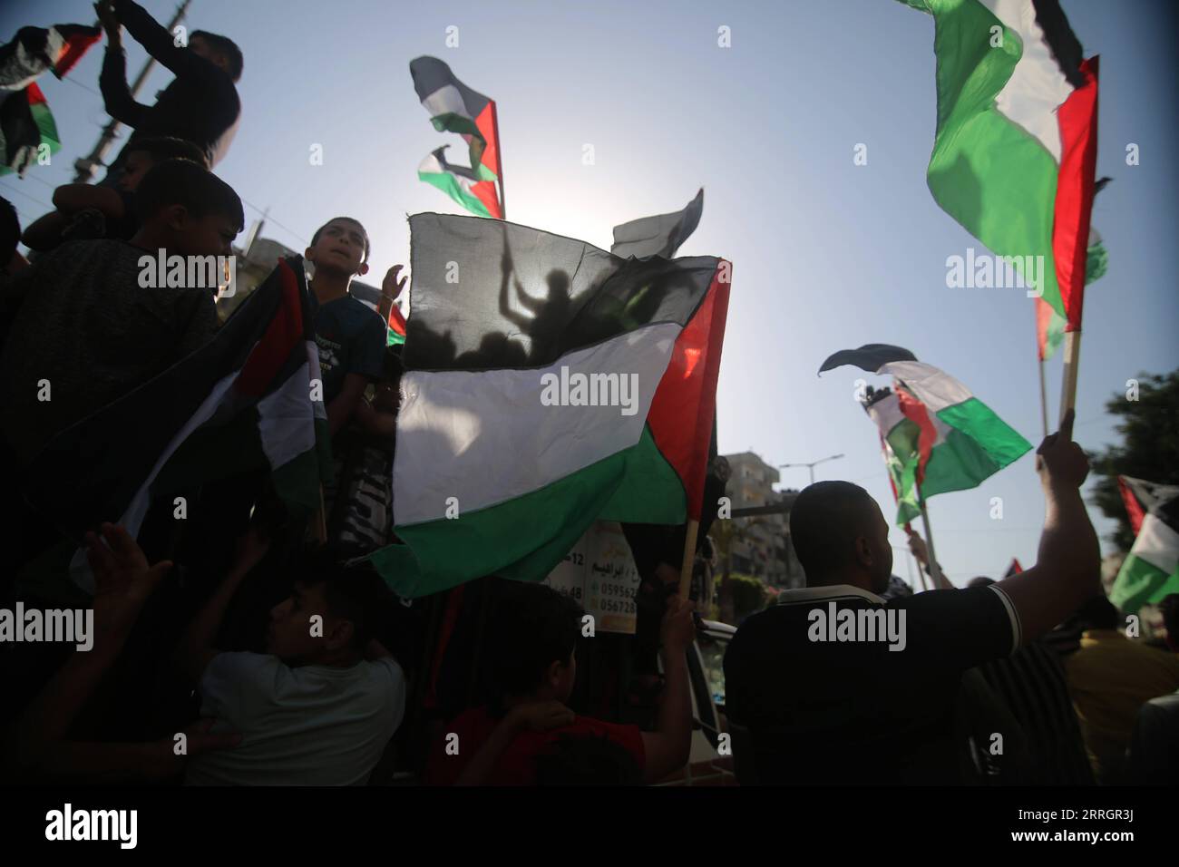 220529 -- GAZA, 29. Mai 2022 -- palästinensische Bevölkerung protestiert gegen den fahnenmarsch in Ost-Jerusalem, im südlichen Gazastreifen Rafah, am 29. Mai 2022. Der umstrittene fahnenmarsch, der von israelischen rechtsextremen Gruppen organisiert wird, soll am Sonntag anlässlich des Jerusalemtages stattfinden, der an die Vereinigung der Stadt nach der Annexion Ostjerusalems durch Israel im Jahr 1967 erinnert. Die Strecke soll am Damaskustor und am islamischen Viertel in der Altstadt vorbeiführen. Foto von /Xinhua MIDEAST-GAZA-RAFAH-PROTEST KhaledxOmar PUBLICATIONxNOTxINxCHN Stockfoto