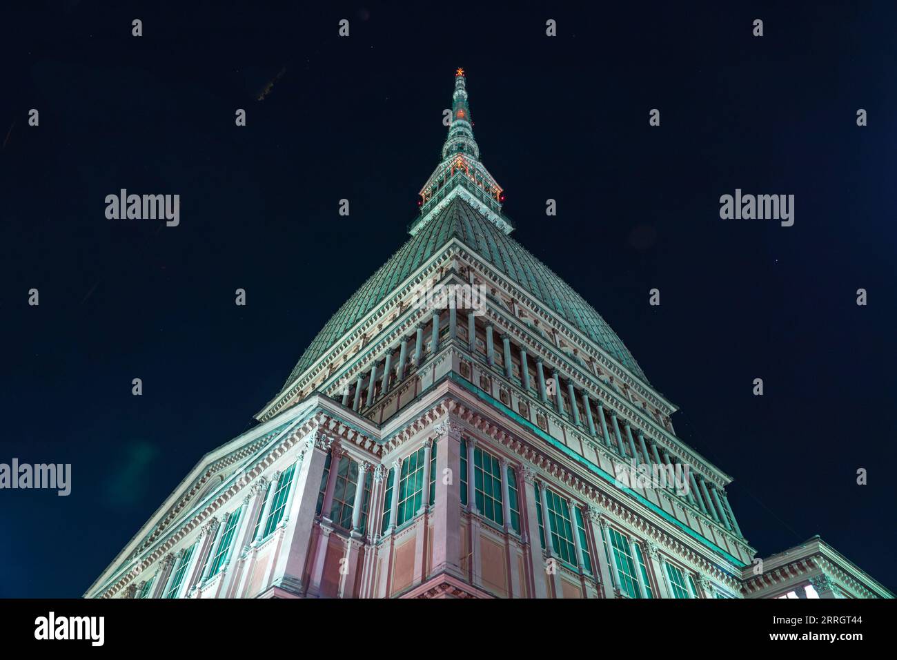 Die Mole Antonelliana, ein bedeutendes Wahrzeichen in Turin, beherbergt das National Cinema Museum, das höchste nicht verstärkte Backsteingebäude der Welt. Stockfoto