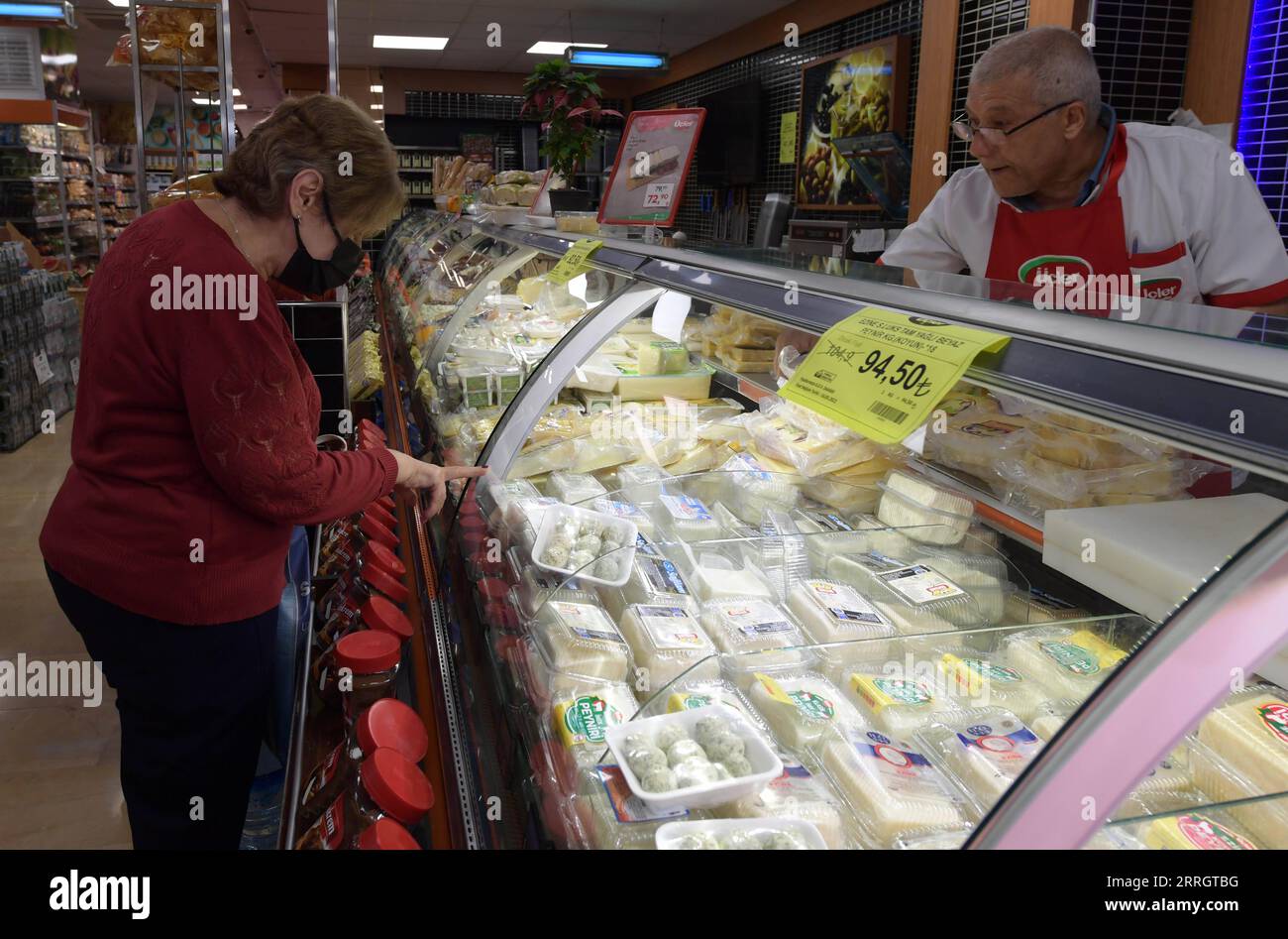 220531 -- ISTANBUL, 31. Mai 2022 -- Ein Kunde kauft in einem Supermarkt in Istanbul, Türkei, 26. Mai 2022. Die jährliche Inflation in der Türkei sprang im April auf 69,97 Prozent und erreichte ein zweizehnjähriges hoch, teilte das türkische Statistische Institut am 5. Mai mit. Der höchste jährliche Preisanstieg sei im Transportsektor mit 105,86 Prozent zu verzeichnen gewesen, während die Kosten für Lebensmittel und alkoholfreie Getränke um 89,1 Prozent gestiegen seien. Die Türkei leidet seit Jahrzehnten unter finanziellen Problemen, wobei die türkische Lira im vergangenen Jahr aufgrund der COVID-19-Pandemie um die Hälfte an Wert verlor. Der Russland-Ukraine-Konflikt hat sich ebenfalls verschlimmert Stockfoto