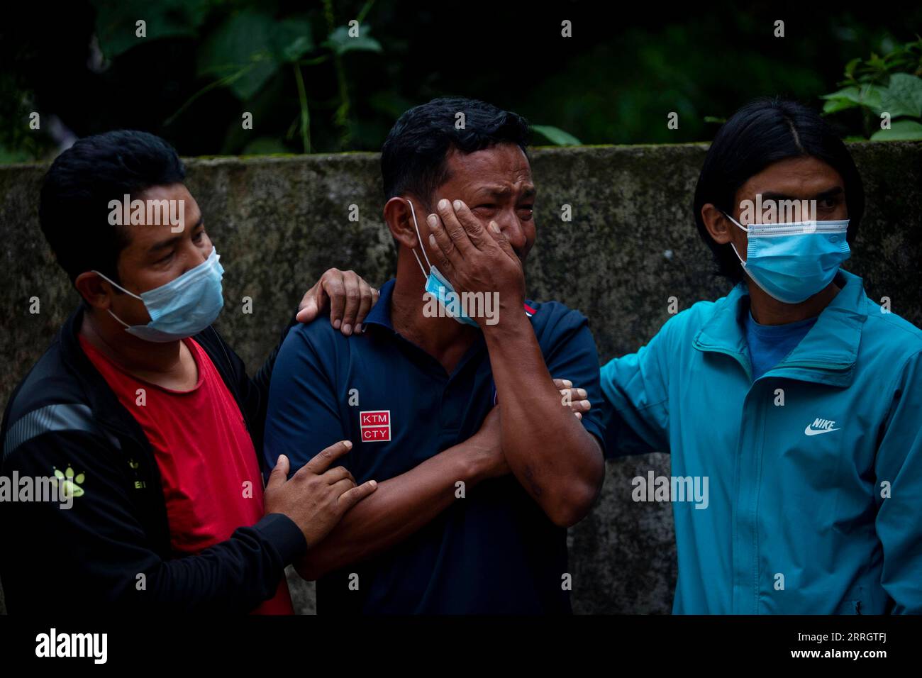 220531 -- KATHMANDU, 31. Mai 2022 -- Ein Familienmitglied weint, während er auf Leichen wartet, die von einem abgestürzten nepalesischen Flugzeug in einem Krankenhaus in Kathmandu, Nepal, am 31. Mai 2022 hinterlassen wurden. Nach der letzten Leiche am Dienstagmorgen wurden alle 22 Leichen, die von einem abgestürzten nepalesischen Passagierflugzeug übrig geblieben sind, geborgen, sagte die nepalesische Armee. Foto von /Xinhua NEPAL-KATHMANDU-FLUGZEUGABSTURZ SulavxShrestha PUBLICATIONxNOTxINxCHN Stockfoto