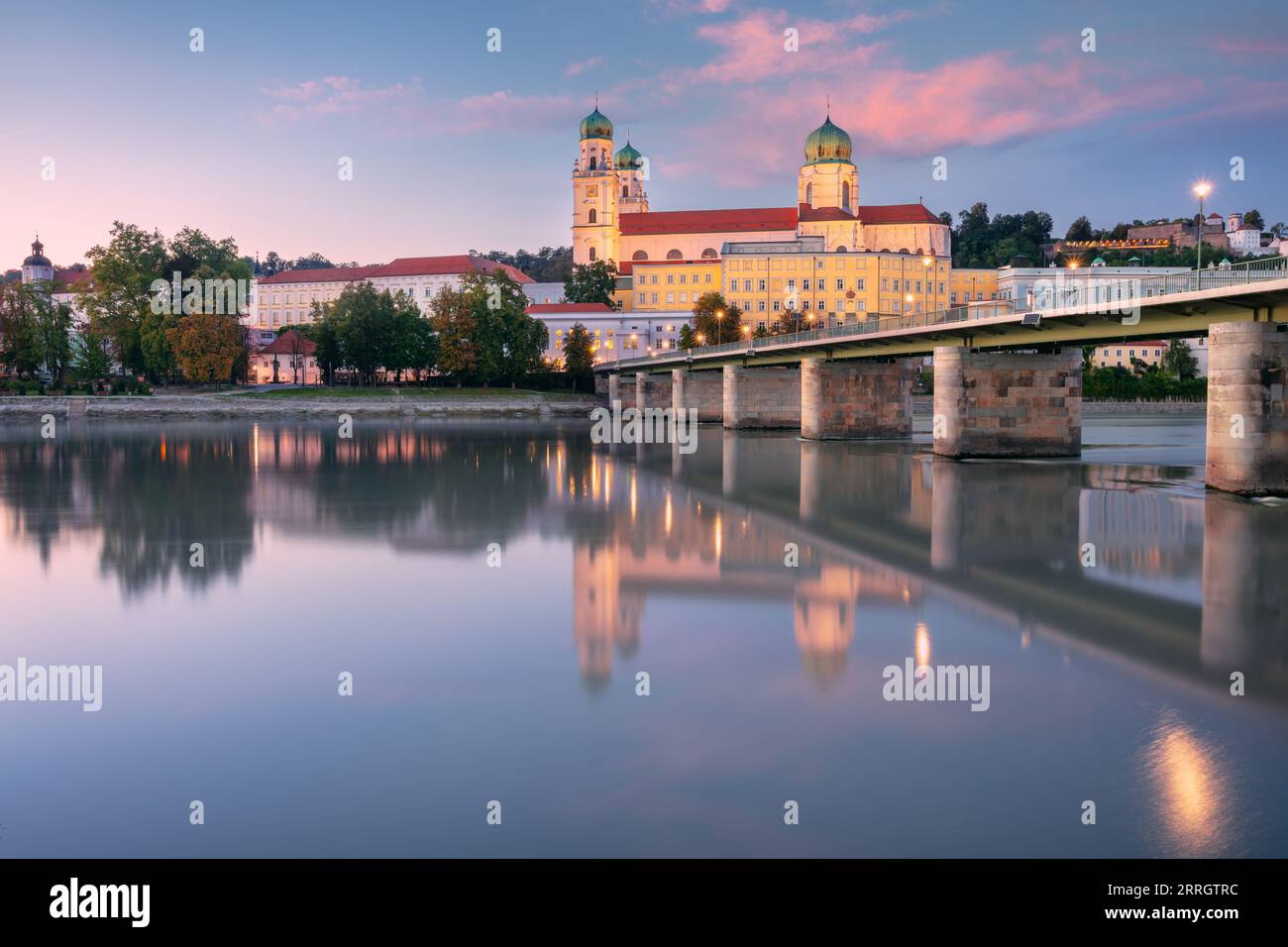 Passau Skyline, Deutschland. Stadtbild der Passauer Skyline, Bayern, Deutschland bei Sonnenuntergang. Stockfoto