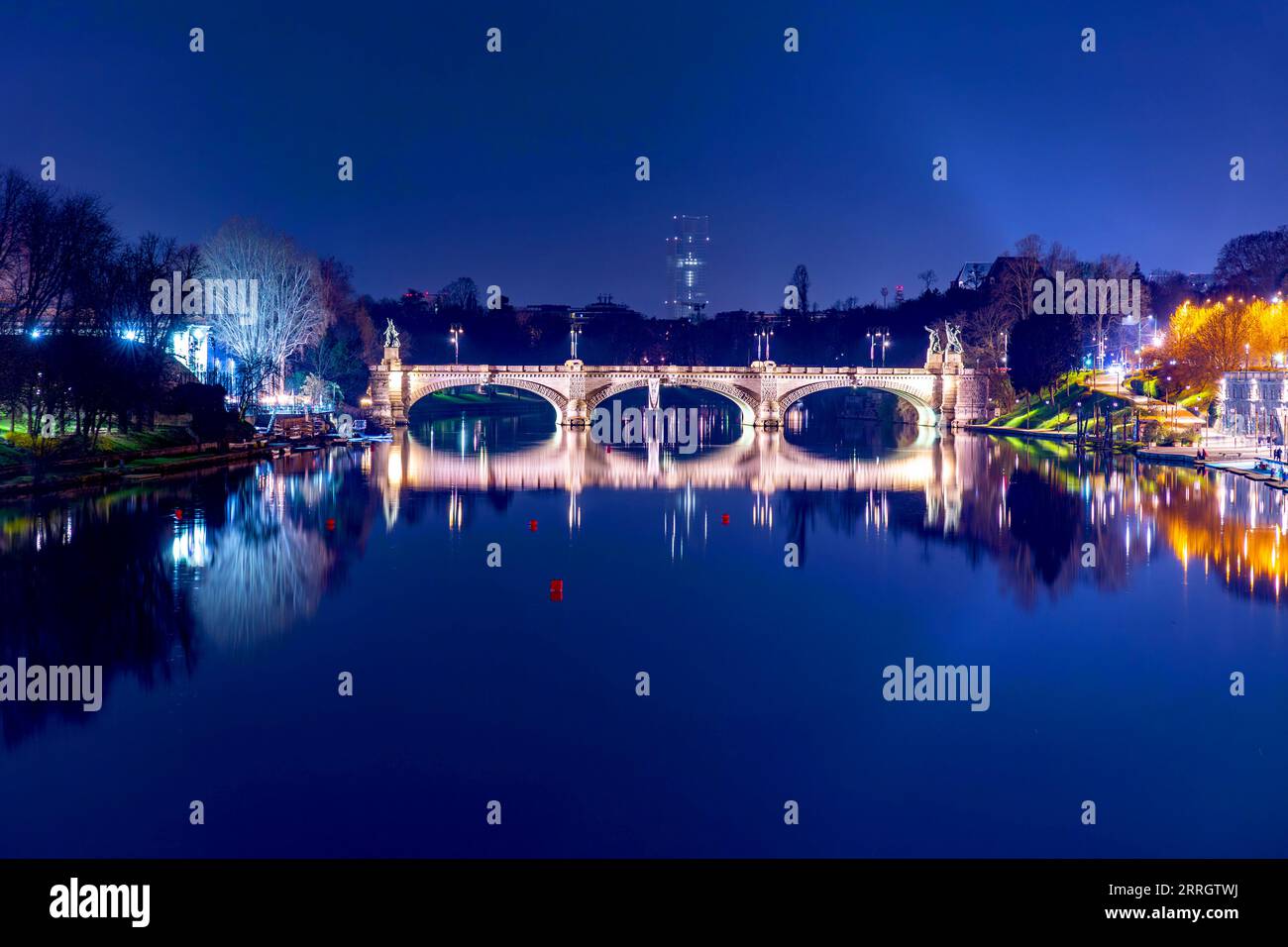 Turin, Italien - 27. März 2022: Die Brücke König Umberto I ist eine Brücke über den Fluss Po in Turin, die den Corso Vittorio Emanuele II mit dem Corso Monc verbindet Stockfoto