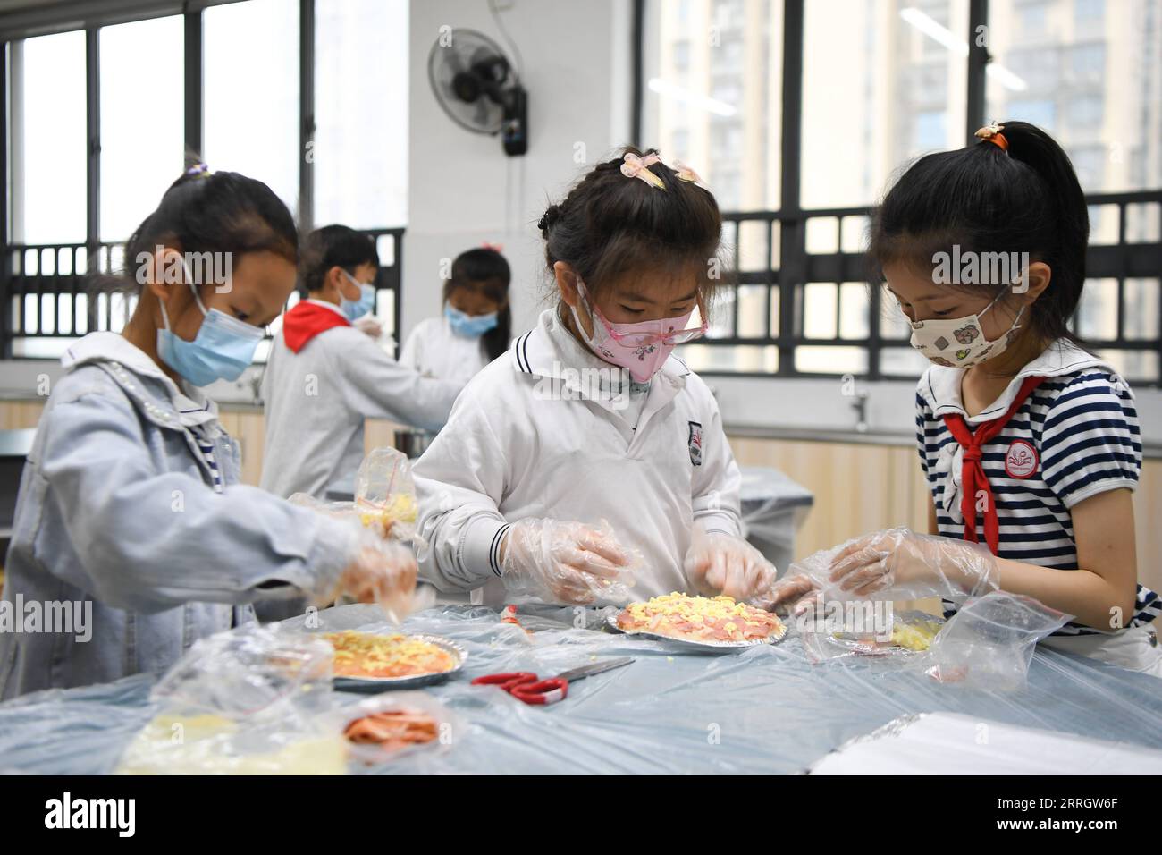 220601 -- YINCHUAN, 1. Juni 2022 -- die Schüler erlernen Backfertigkeiten bei einem Kochkurs in Changsha, der zentralchinesischen Provinz Hunan, 27. Mai 2022. Xinhua Schlagzeilen: China verspricht, Kinderrechte zu schützen, ganzheitliche Entwicklung XuexYuge PUBLICATIONxNOTxINxCHN Stockfoto