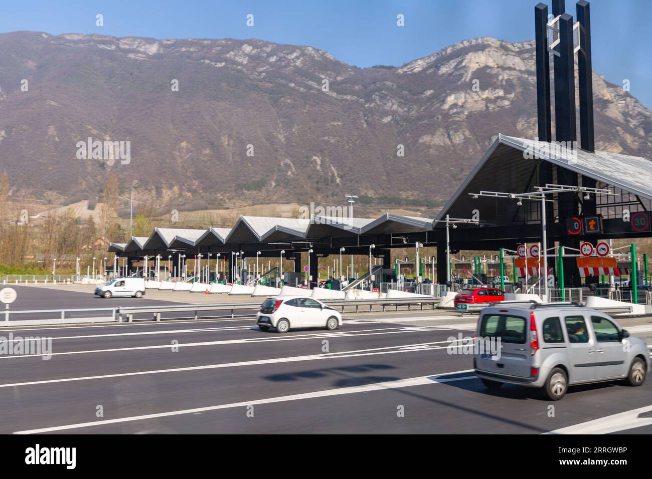 Grenze Italien-Frankreich - 26. März 2022: Grenzübergang Italien-Frankreich in der Nähe der Alpen, schneebedeckte Berge an einem sonnigen Tag. Stockfoto