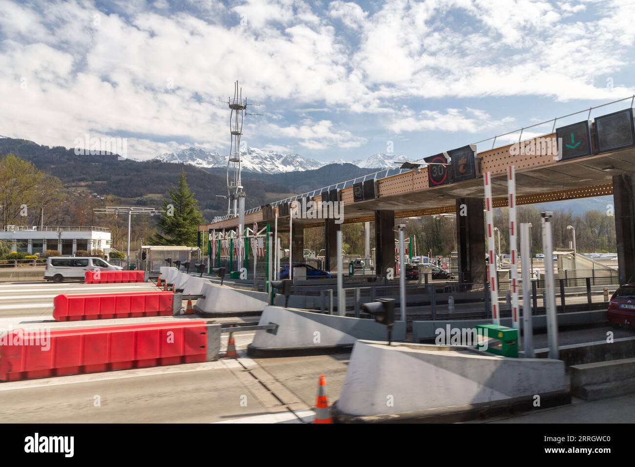 Grenze Italien-Frankreich - 26. März 2022: Grenzübergang Italien-Frankreich in der Nähe der Alpen, schneebedeckte Berge an einem sonnigen Tag. Stockfoto