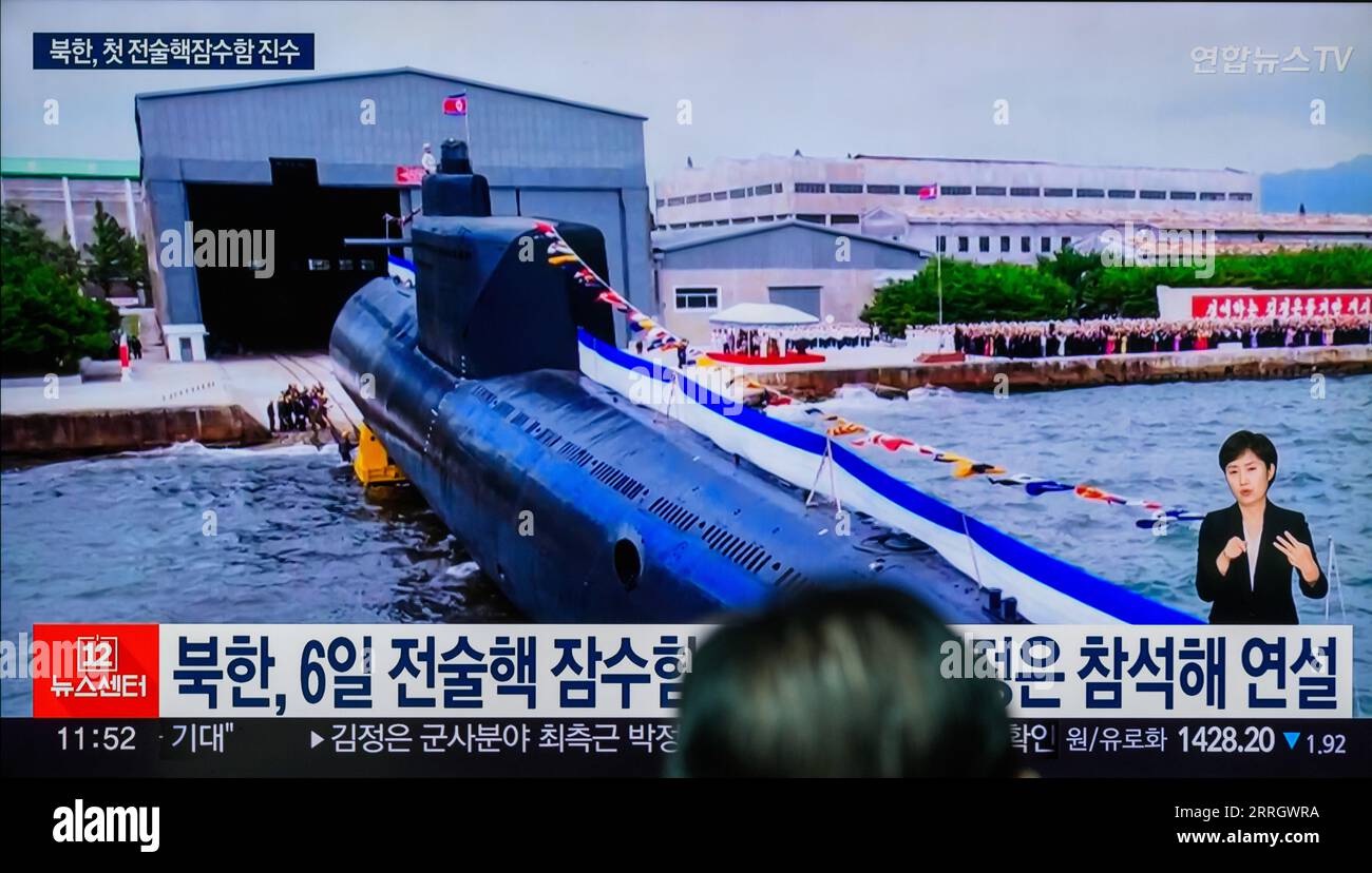 Seoul, Südkorea. September 2023. Ein Fernsehbildschirm zeigt ein Bild von Nordkoreas neu gebautem „taktischen Atom-U-Boot“, das am 6. September während einer Nachrichtensendung am Bahnhof Yongsanl gestartet wurde. Nordkorea hat ein neu gebautes "taktisches Atom-U-Boot" gestartet, das einen nuklearen Unterwasserangriff durchführen kann, wobei der Führer Kim Jong UN versprochen hat, "die nukleare Abschreckung des Staates weiter zu verstärken", sagten die staatlichen Medien des Nordens am 8. September. Quelle: SOPA Images Limited/Alamy Live News Stockfoto