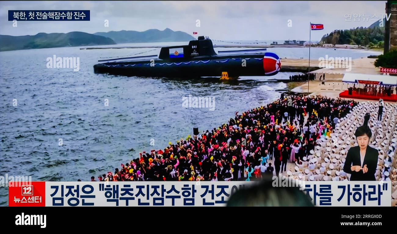 Seoul, Südkorea. September 2023. Ein Fernsehbildschirm zeigt ein Bild von Nordkoreas neu gebautem „taktischen Atom-U-Boot“, das am 6. September während einer Nachrichtensendung am Bahnhof Yongsanl gestartet wurde. Nordkorea hat ein neu gebautes "taktisches Atom-U-Boot" gestartet, das einen nuklearen Unterwasserangriff durchführen kann, wobei der Führer Kim Jong UN versprochen hat, "die nukleare Abschreckung des Staates weiter zu verstärken", sagten die staatlichen Medien des Nordens am 8. September. Quelle: SOPA Images Limited/Alamy Live News Stockfoto