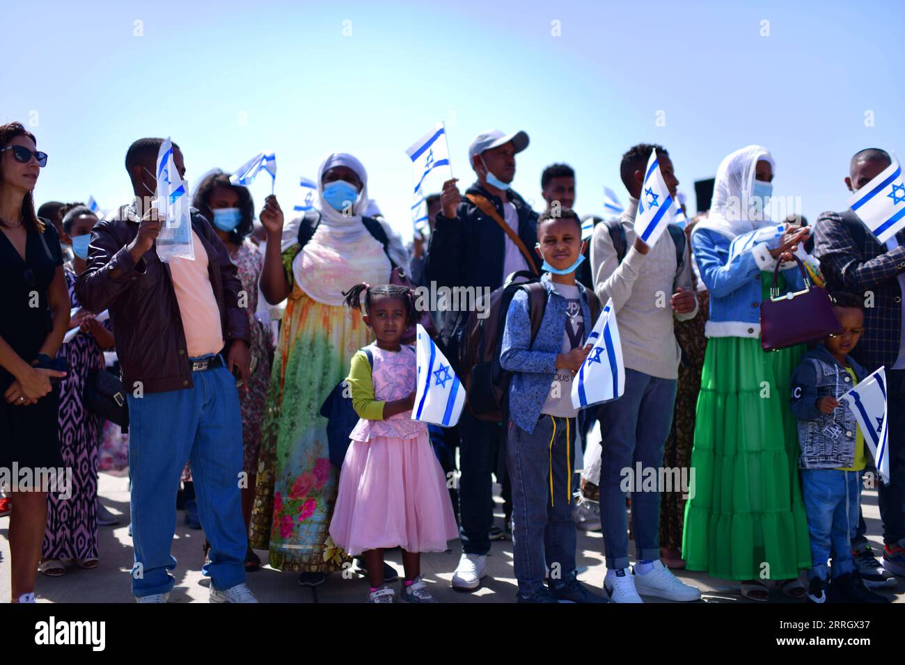 220602 -- TEL AVIV, 2. Juni 2022 -- äthiopische jüdische Immigranten kommen am 1. Juni 2022 am Ben Gurion International Airport nahe der israelischen Innenstadt Tel Aviv an. Via Xinhua ISRAEL-ÄTHIOPISCHE JÜDISCHE EINWANDERER-ALIYAH TomerxNeuberg/JINI PUBLICATIONxNOTxINxCHN Stockfoto