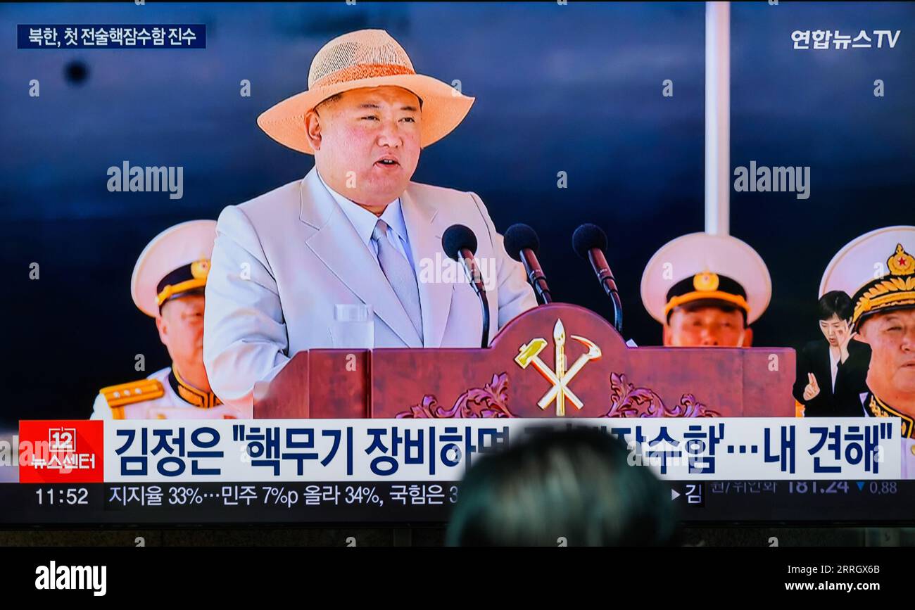 Ein Fernsehbildschirm zeigt ein Bild des nordkoreanischen Führers Kim Jong UN, der während einer Zeremonie am 6. September anlässlich des Starts eines neu gebauten U-Bootes für einen taktischen Atomangriff während einer Nachrichtensendung am Bahnhof Yongsanl eine Rede hielt. Nordkorea hat ein neu gebautes "taktisches Atom-U-Boot" gestartet, das einen nuklearen Unterwasserangriff durchführen kann, wobei der Führer Kim Jong UN versprochen hat, "die nukleare Abschreckung des Staates weiter zu verstärken", sagten die staatlichen Medien des Nordens am 8. September. (Foto: KIM Jae-Hwan/SOPA Images/SIPA USA) Stockfoto