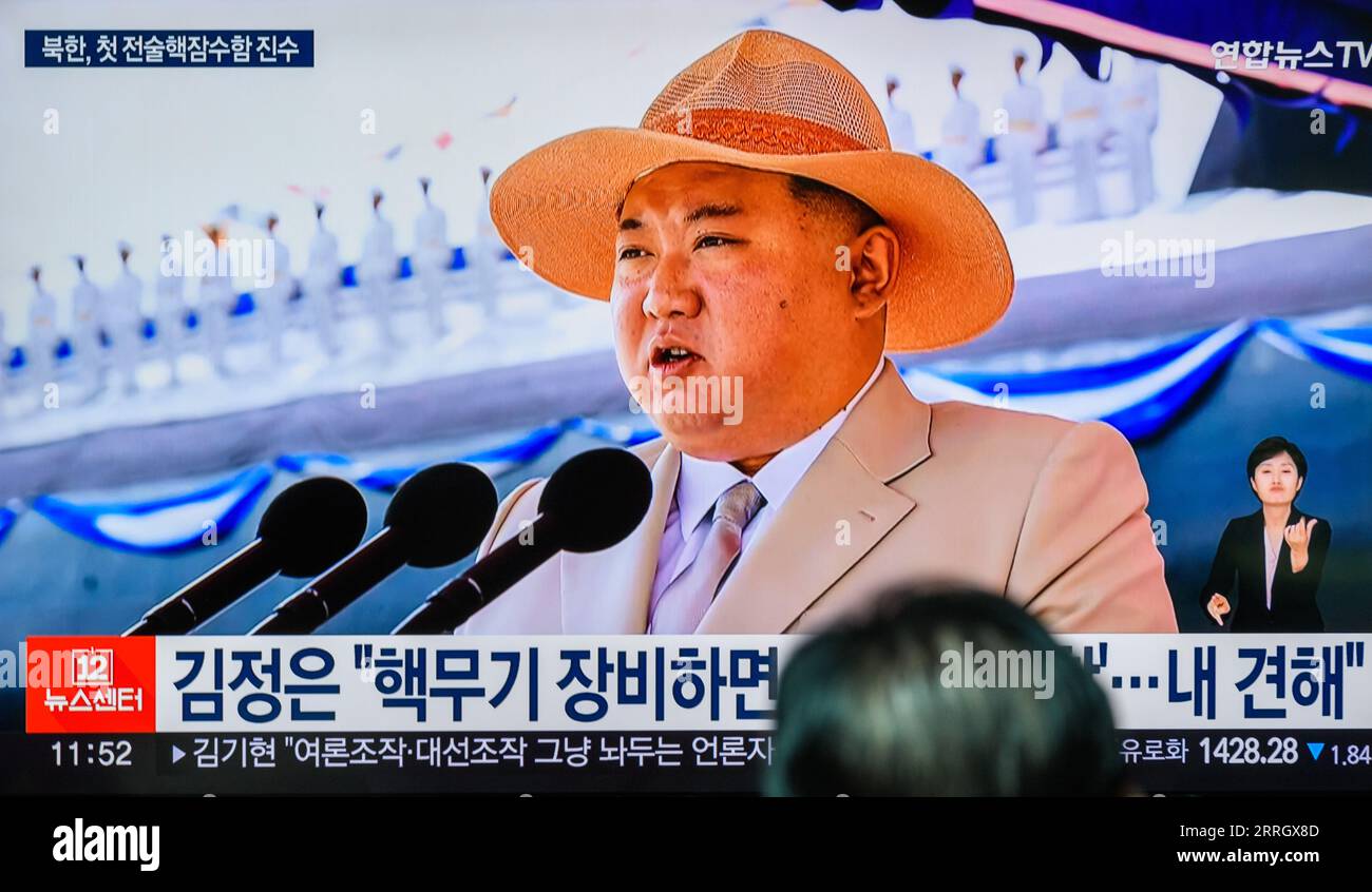 Ein Fernsehbildschirm zeigt ein Bild des nordkoreanischen Führers Kim Jong UN, der während einer Zeremonie am 6. September anlässlich des Starts eines neu gebauten U-Bootes für einen taktischen Atomangriff während einer Nachrichtensendung am Bahnhof Yongsanl eine Rede hielt. Nordkorea hat ein neu gebautes "taktisches Atom-U-Boot" gestartet, das einen nuklearen Unterwasserangriff durchführen kann, wobei der Führer Kim Jong UN versprochen hat, "die nukleare Abschreckung des Staates weiter zu verstärken", sagten die staatlichen Medien des Nordens am 8. September. (Foto: KIM Jae-Hwan/SOPA Images/SIPA USA) Stockfoto