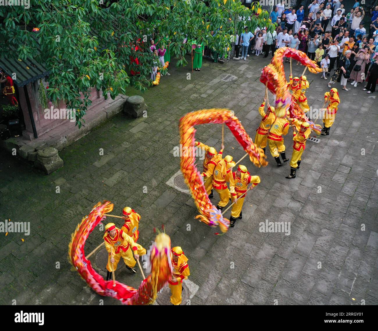 220603 -- CHONGQING, 3. Juni 2022 -- Luftaufnahme zeigt Schauspieler, die traditionellen Drachentanz im Bezirk Yongchuan in der südwestchinesischen Gemeinde Chongqing, 3. Juni 2022, dem Tag des traditionellen chinesischen Drachenbootfestes. CHINA-DRAGON BOAT FESTIVAL-FOLK CUSTOMCN WANGXQUANCHAO PUBLICATIONXNOTXINXCHN Stockfoto