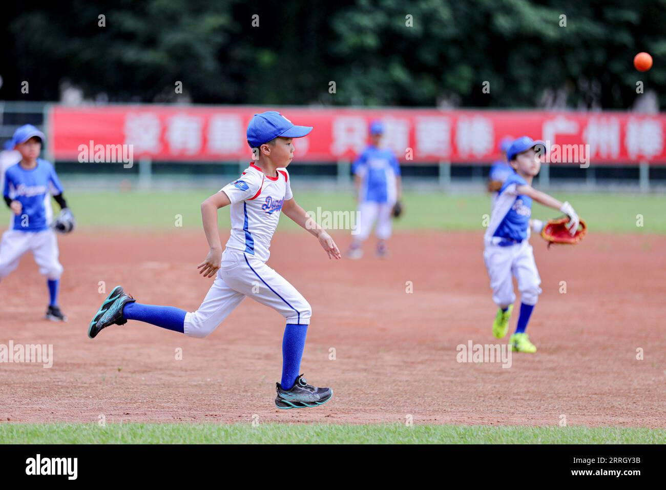 (230908) -- PEKING, 8. September 2023 (Xinhua) -- Kinder spielen Baseball im Tianhe Baseball und Softball Stadium, das der Sportort für Softball bei den Guangzhou 2010 Asian Games in Guangzhou, Provinz Guangdong, war, 22. August 2023. Hangzhou wird die dritte Stadt in China, die nach Peking 1990 und Guangzhou 2010 die Asienspiele ausrichtet. Einige Sportstätten, die für die Asienspiele in Peking und Guangzhou genutzt oder gebaut wurden, waren bereits nach ihrer Fertigstellung für die Öffentlichkeit zugänglich, was eine wichtige Rolle bei der Förderung der Massentätigkeit und der Anziehung von mehr Menschen zum Sport spielt. (Foto von Stockfoto