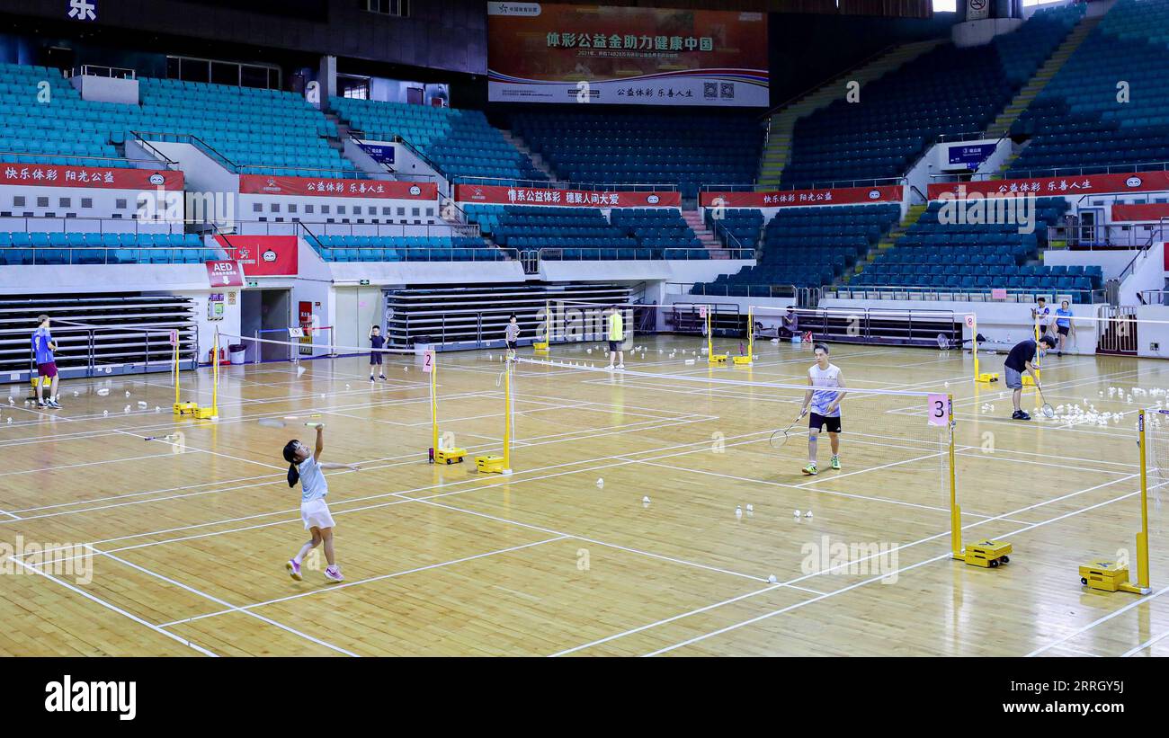 (230908) -- PEKING, 8. September 2023 (Xinhua) -- Bürger spielen Badminton im Tianhe Gymnasium, das der Sportort für Badminton bei den Guangzhou 2010 Asiatischen Spielen in Guangzhou, Provinz Guangdong im Süden Chinas, am 22. August 2023 war. Hangzhou wird die dritte Stadt in China, die nach Peking 1990 und Guangzhou 2010 die Asienspiele ausrichtet. Einige Sportstätten, die für die Asienspiele in Peking und Guangzhou genutzt oder gebaut wurden, waren bereits nach ihrer Fertigstellung für die Öffentlichkeit zugänglich, was eine wichtige Rolle bei der Förderung der Massentätigkeit und der Anziehung von mehr Menschen zum Sport spielt. (Foto: Huang Jinwen/Xinh Stockfoto