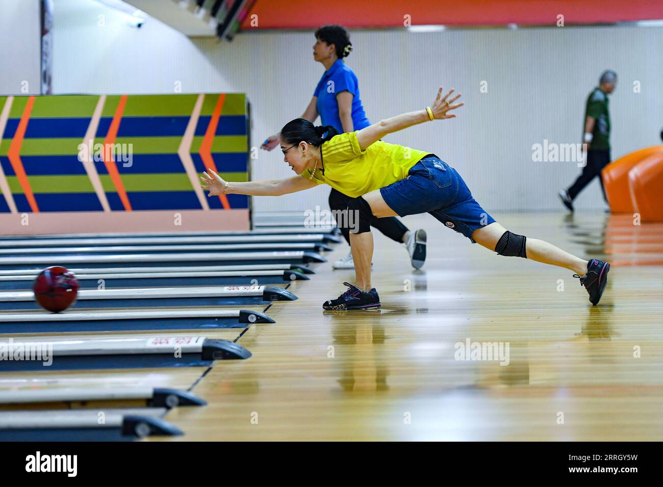 (230908) -- PEKING, 8. September 2023 (Xinhua) -- Bürger gehen im Ditan Gymnasium, das der Sportort für Gewichtheben bei den Peking 1990 Asiatischen Spielen in Peking, der Hauptstadt von China, 18. August 2023 war, Bowling. Hangzhou wird die dritte Stadt in China, die nach Peking 1990 und Guangzhou 2010 die Asienspiele ausrichtet. Einige Sportstätten, die für die Asienspiele in Peking und Guangzhou genutzt oder gebaut wurden, waren bereits nach ihrer Fertigstellung für die Öffentlichkeit zugänglich, was eine wichtige Rolle bei der Förderung der Massentätigkeit und der Anziehung von mehr Menschen zum Sport spielt. (Xinhua/Chen Zhonghao) Stockfoto