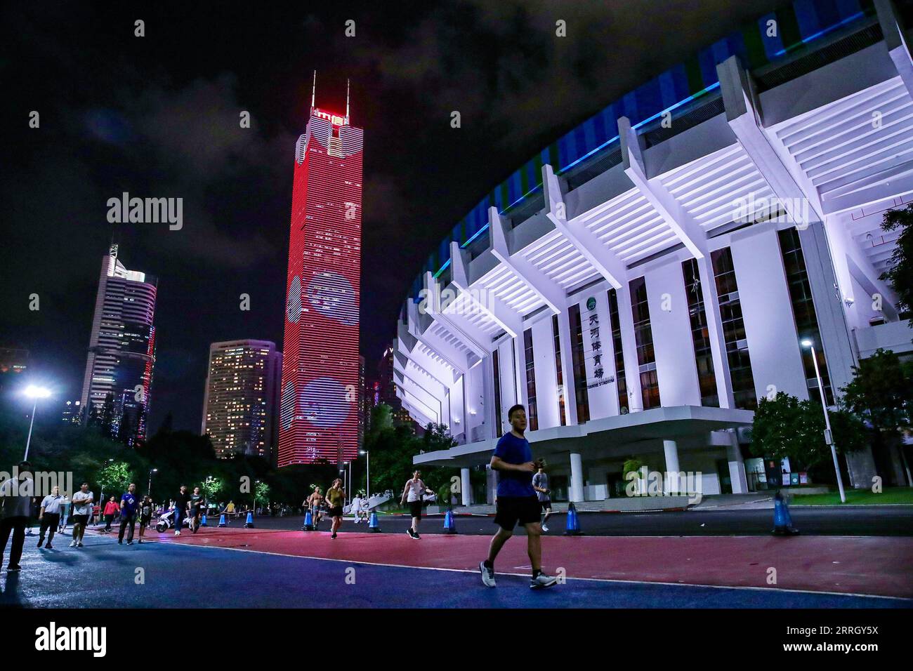 (230908) -- PEKING, 8. September 2023 (Xinhua) -- Bürger laufen um das Tianhe-Stadion herum, das der Sportort für Fußball bei den Guangzhou 2010 Asiatischen Spielen in Guangzhou, südchinesische Provinz Guangdong, 21. August 2023 war. Hangzhou wird die dritte Stadt in China, die nach Peking 1990 und Guangzhou 2010 die Asienspiele ausrichtet. Einige Sportstätten, die für die Asienspiele in Peking und Guangzhou genutzt oder gebaut wurden, waren bereits nach ihrer Fertigstellung für die Öffentlichkeit zugänglich, was eine wichtige Rolle bei der Förderung der Massentätigkeit und der Anziehung von mehr Menschen zum Sport spielt. (Foto: Huang Jinwen/Xinhua) Stockfoto