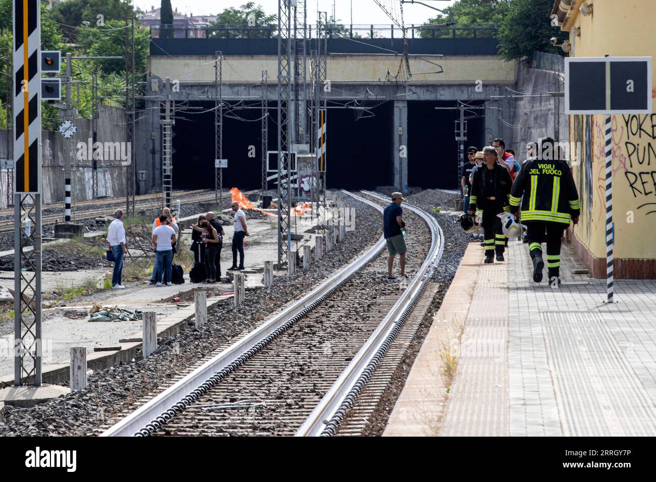 220603 -- ROM, 3. Juni 2022 -- Menschen arbeiten nach einem Zugunglück in Rom, Italien, am 3. Juni 2022. Ein Hochgeschwindigkeitszug, der Italiens nördliche Stadt Turin mit der südlichen Hafenstadt Neapel verband, hatte am Freitagnachmittag einen Unfall in einem Tunnel in Rom, teilte die örtliche Polizei mit. Laut Nachrichtenberichten entgleiste das letzte Auto eines Zuges, der etwa 250 Passagiere transportierte, während es sich Roma Termini, dem Hauptbahnhof der Stadt, näherte. Es gab keine schweren Verletzungen, und die Polizei sagte, dass die Passagiere evakuiert wurden und bot alternative Transporte ohne größere Zwischenfälle an. ITALIEN-ROM-HIGHSPEED TRA Stockfoto