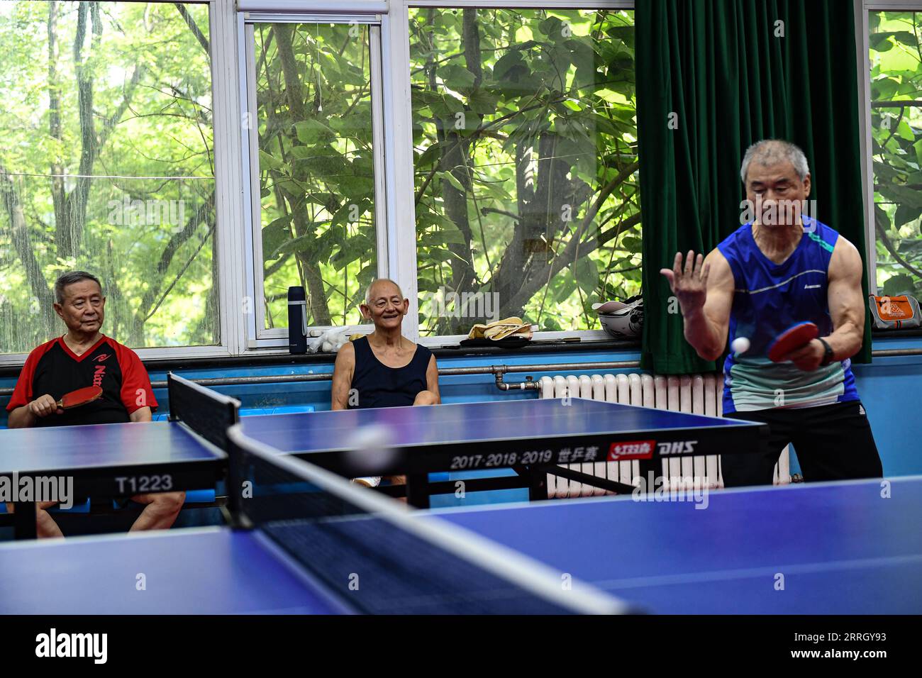 (230908) -- PEKING, 8. September 2023 (Xinhua) -- Bürger spielen Tischtennis im Ditan Gymnasium, das der Sportort für Gewichtheben bei den Peking 1990 Asiatischen Spielen in Peking, Hauptstadt von China, 18. August 2023 war. Hangzhou wird die dritte Stadt in China, die nach Peking 1990 und Guangzhou 2010 die Asienspiele ausrichtet. Einige Sportstätten, die für die Asienspiele in Peking und Guangzhou genutzt oder gebaut wurden, waren bereits nach ihrer Fertigstellung für die Öffentlichkeit zugänglich, was eine wichtige Rolle bei der Förderung der Massentätigkeit und der Anziehung von mehr Menschen zum Sport spielt. (Xinhua/Chen Zhonghao) Stockfoto