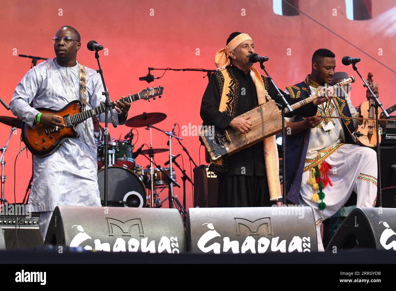 220604 -- ESSAOUIRA, 4. Juni 2022 -- Künstler treten während der Gnaoua Festival Tour in Essaouira, Marokko, 3. Juni 2022 auf. Das Musikfestival begann hier am Freitag. MAROKKO-ESSAOUIRA-MUSIK-FESTIVAL Xinhua PUBLICATIONxNOTxINxCHN Stockfoto
