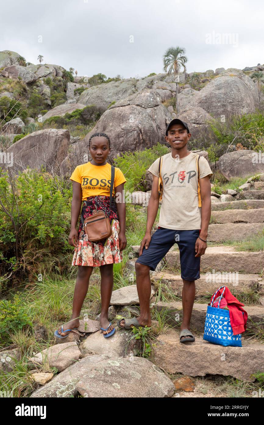 Andringitra, Madagaskar - 16. November 2022: Junger Mann und Frau, die auf einem felsigen Pfad in einem bergigen Gebiet stehen. Junge Paare, die auf einem Felstrai spazieren Stockfoto