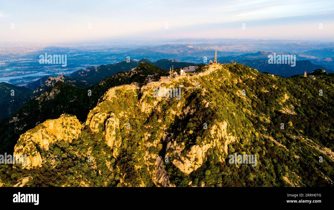 220606 -- JINAN, 6. Juni 2022 -- Luftaufnahme, aufgenommen am 26. Mai 2022, zeigt die Senerie des Mount Taishan in der ostchinesischen Provinz Shandong. Eine große und beeindruckende Felsmasse, die sich auf über 1.500 Meter erhebt, wo anmutige Brücken, Tore oder Pavillons im Kontrast zu Kiefernwäldern oder felsigen Klippen stehen, gilt der Mount Taishan als einer der schönsten landschaftlich reizvollen Orte Chinas und als Symbol für alte chinesische Zivilisationen und Glaubensrichtungen. Der Mount Taishan liegt in der östlichen Provinz Shandong und beherbergt mehr als 18.000 alte und wertvolle Bäume sowie über 300 Arten von Wildvögeln. Als berühmtes Sakr Stockfoto