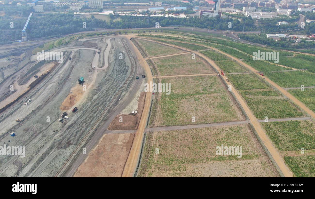 220606 -- SHENYANG, 6. Juni 2022 -- Luftaufnahme, aufgenommen am 2. Juni 2022, zeigt, dass die ehemalige westliche Tagebaugrube in der Stadt Fushun, nordöstliche chinesische Provinz Liaoning, neu gefüllt wird. Mehr als 980.000 Quadratmeter eines verlassenen Bergbaugebiets wurden in den letzten drei Jahren allmählich grün, um die Ökosysteme wiederherzustellen. Etwa 100 Millionen Yuan ungefähr 15 Millionen US-Dollar wurden von Fushun Mining Group Co., Ltd. Investiert, um die ehemalige westliche Freiluft-Bergbaustätte mit mehr Vegetation zu bedecken. Das Unternehmen schloss im Juni 2019 das westliche Freiluftbergbaugebiet für ecolog Stockfoto