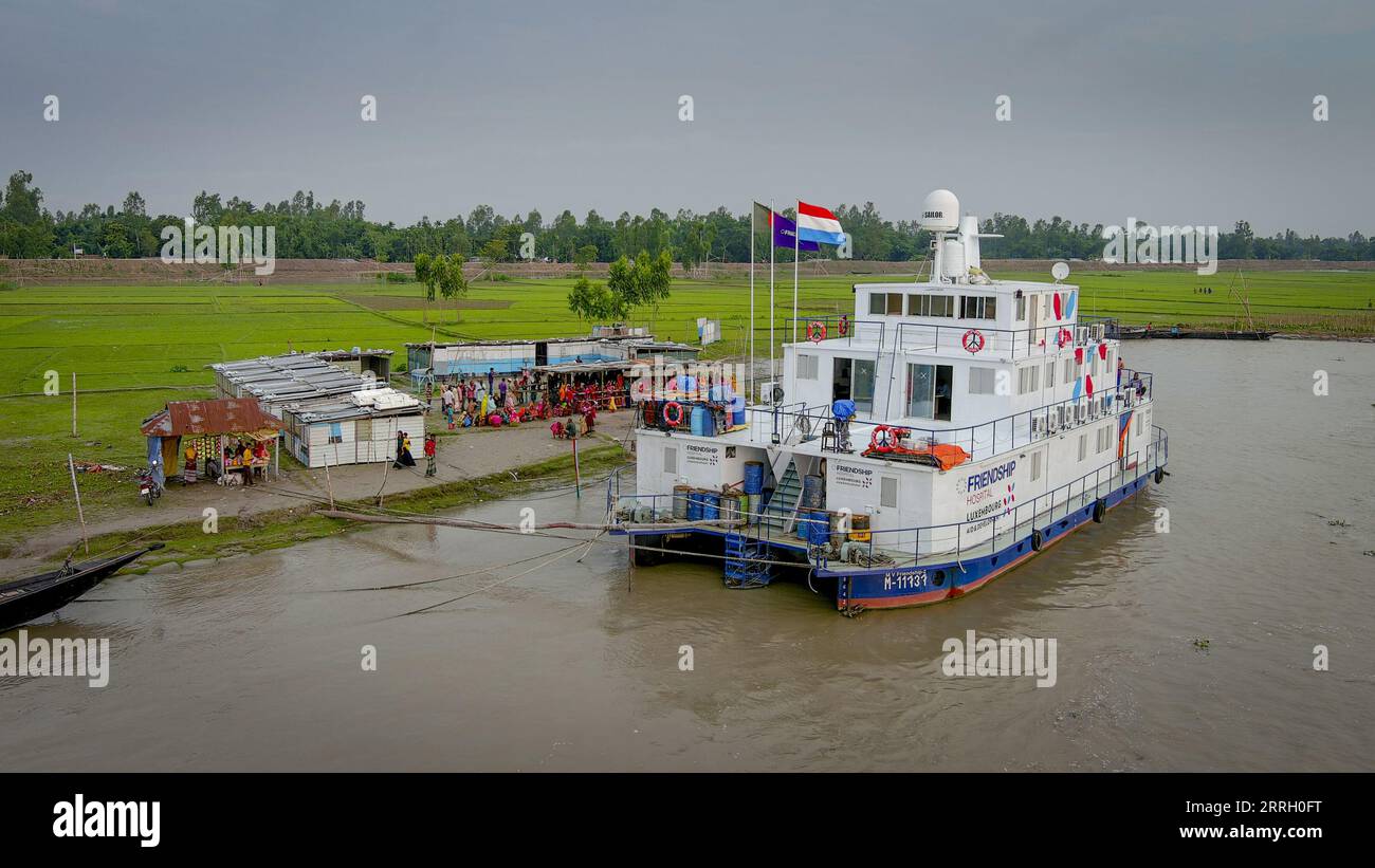 Das Emirates Friendship Hospital Schiff legte am Flussufer in Kapasia in Rangpur an. Stockfoto