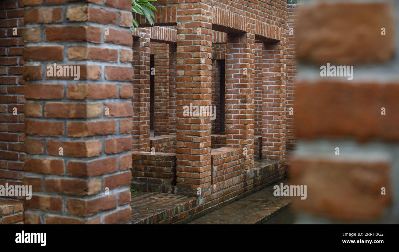 Ziegelarbeiten im Friendship Center. Das Friendship Center in der Nähe der Kreisstadt Gaibandha in Bangladesch ist für eine NGO, die mit einigen der ärmsten im Land zusammenarbeitet und hauptsächlich auf Flussinseln (Chars) mit sehr begrenztem Zugang und Möglichkeiten lebt. Friendship nutzt die Einrichtung für eigene Trainingsprogramme und vermietet auch für Meetings, Schulungen, Konferenzen usw. als Einkommensgenerierung. Stockfoto