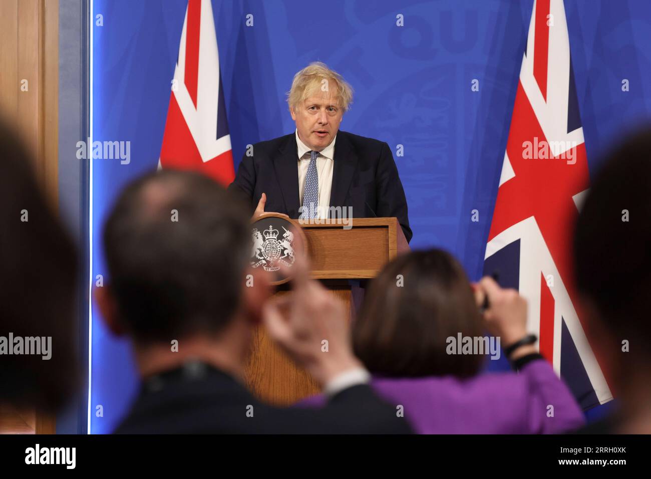 220607 -- LONDON, 7. Juni 2022 -- der britische Premierminister Boris Johnson nimmt am 25. Mai 2022 an einer Pressekonferenz in London Teil. Boris Johnson gewann am Montag ein Misstrauensvotum unter den konservativen Gesetzgebern und rettete so seine prekäre Amtszeit. Johnson gewann die Unterstützung von 211 von 359 Abgeordneten, Dutzende mehr als die Schwelle von 180 Stimmen, laut dem Ergebnis, das von Graham Brady, dem Vorsitzenden der Fraktion der Konservativen Partei, dem 1922 Committee, angekündigt wurde. Andrew Parsons//Handout via Xinhua BRITAIN-LONDON-BORIS JOHNSON-NO-CONFIDENCE VOTE-WIN No.x10xDowningxStreet PUBLICATIONxNOTxIN Stockfoto