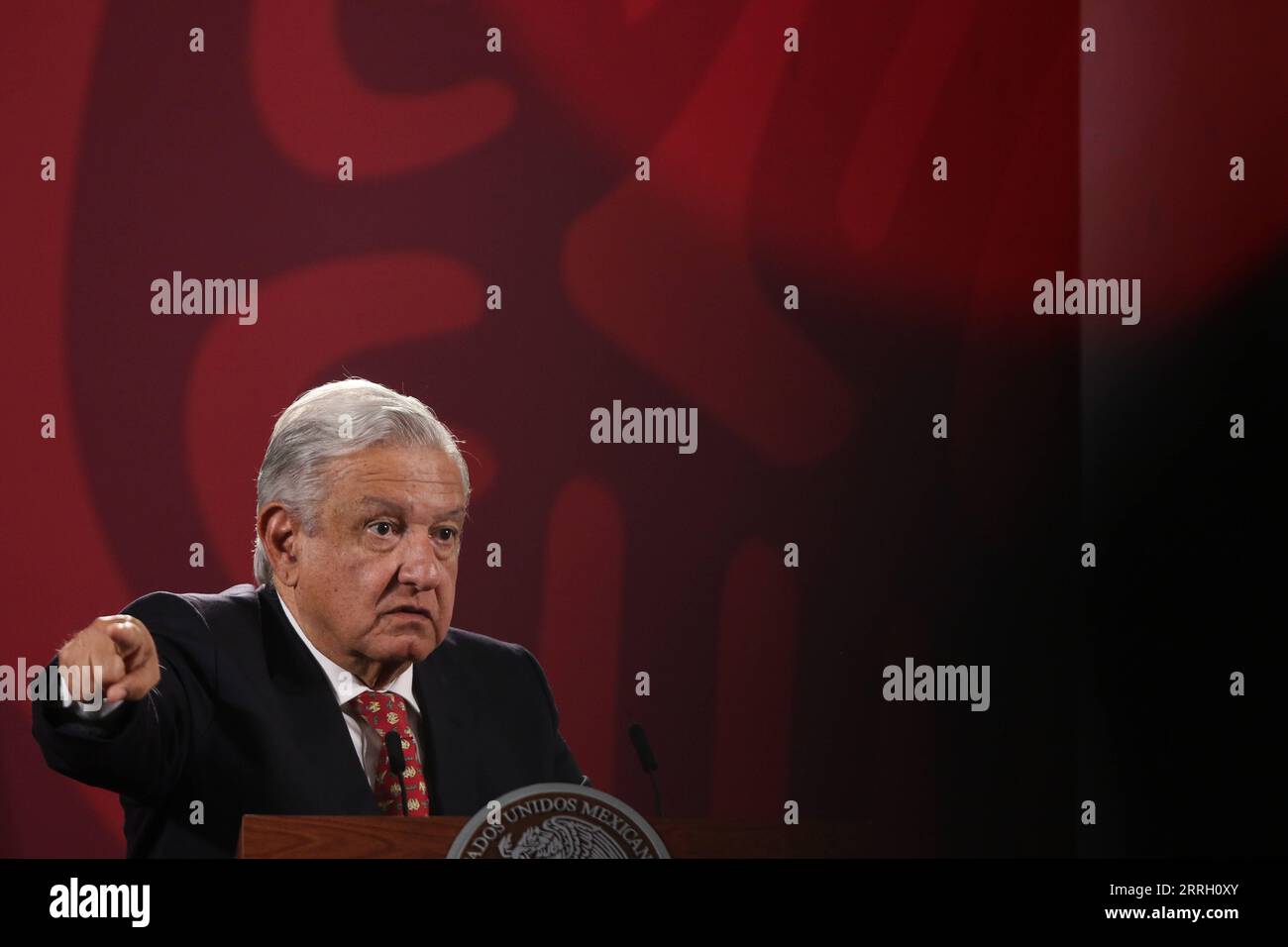 220607 -- MEXIKO-STADT, 7. Juni 2022 -- der mexikanische Präsident Andres Manuel Lopez Obrador reagiert während seiner morgendlichen Pressekonferenz im National Palace in Mexiko-Stadt, Hauptstadt von Mexiko, 6. Juni 2022. Der Präsident bestätigte am Montag, dass er diese Woche wegen des Ausschlusses einiger Länder durch die US-Regierung nicht an dem Gipfel der Amerikas teilnehmen werde. Foto von /Xinhua MEXIKO-MEXIKO-STADT-PRÄSIDENT-GIPFEL DER AMERIKAS-ABWESENHEIT FranciscoxCanedo PUBLICATIONxNOTxINxCHN Stockfoto