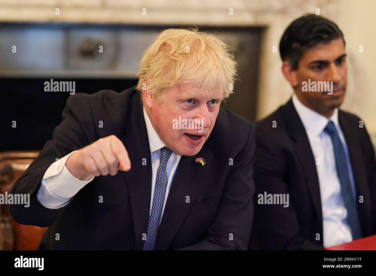 220607 -- LONDON, 7. Juni 2022 -- der britische Premierminister Boris Johnson hält am 17. Mai 2022 eine Kabinettssitzung in London ab. Boris Johnson gewann am Montag ein Misstrauensvotum unter den konservativen Gesetzgebern und rettete so seine prekäre Amtszeit. Johnson gewann die Unterstützung von 211 von 359 Abgeordneten, Dutzende mehr als die Schwelle von 180 Stimmen, laut dem Ergebnis, das von Graham Brady, dem Vorsitzenden der Fraktion der Konservativen Partei, dem 1922 Committee, angekündigt wurde. Simon Dawson//Handout via Xinhua BRITAIN-LONDON-BORIS JOHNSON-NO-CONFIDENCE VOTE-WIN No.x10xDowningxStreet PUBLICATIONxNOTxINxCHN Stockfoto