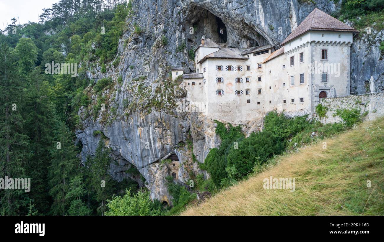 Schloss Predjama Slowenien – mittelalterliche Burg in einer natürlichen Höhle. Stockfoto