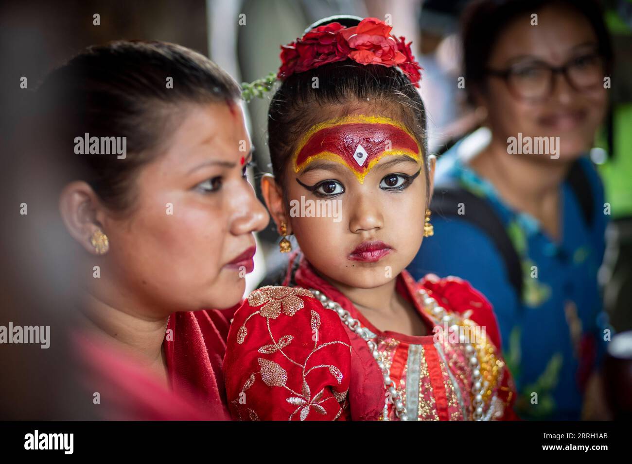 220607 -- LALITPUR, 7. Juni 2022 -- die lebende Göttin Kumari wird am Rato Machhindranath Tempel in Bungamati, Lalitpur, Nepal, 7. Juni 2022 verehrt. Foto von /Xinhua NEPAL-LALITPUR-LEBENDE GÖTTIN HarixMaharjan PUBLICATIONxNOTxINxCHN Stockfoto