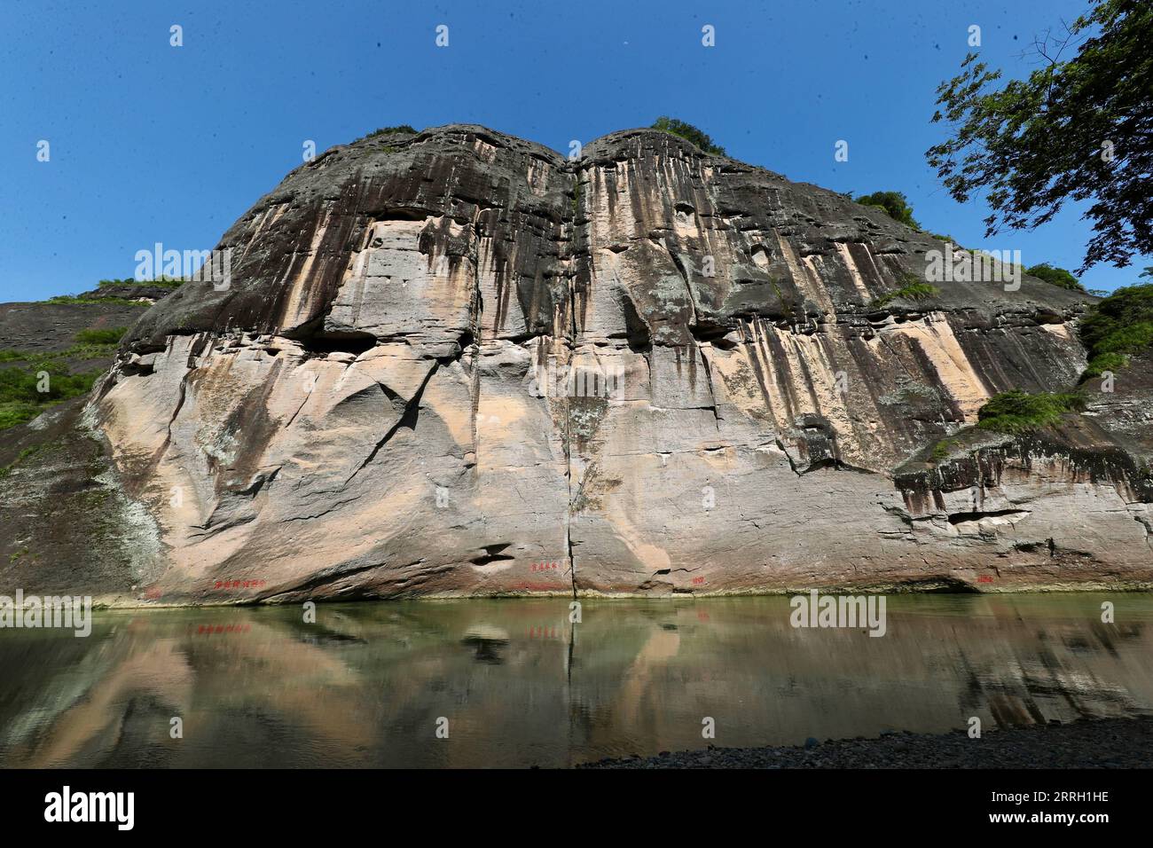 220608 -- WUYISHAN, 8. Juni 2022 -- Foto aufgenommen am 6. Juni 2022 zeigt das antike Relikt von Steinhäusern mit hölzernen Bootssärgen des Mount Wuyi in der südöstlichen Provinz Fujian. Der Mount Wuyi in der südöstlichen Provinz Fujian in China ist eine Landschaft von großer Schönheit, in der die Gipfel und Felsen grotesker Formen von klaren Bächen umrahmt und von grünen Bäumen und Bambuspflanzen umgeben sind. Als Lebensraum für eine große Anzahl von Wildtieren ist er von enormer Bedeutung für die Erhaltung der biologischen Vielfalt. Es gibt eine Reihe von außergewöhnlichen archäologischen Stätten am Mount Wuyi, einschließlich der Remakes Stockfoto