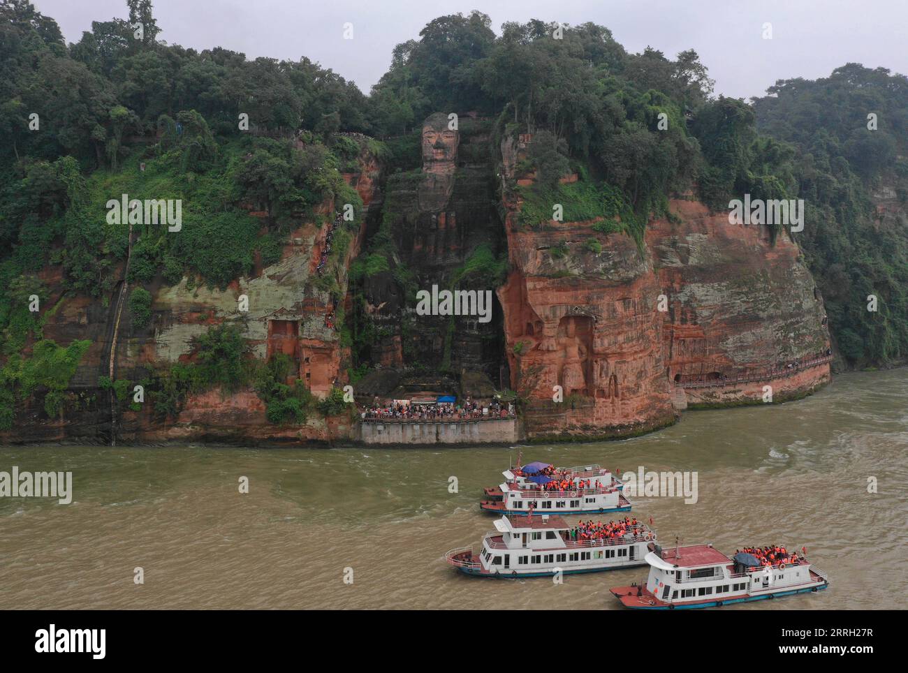 220609 -- CHENGDU, 9. Juni 2022 -- Luftaufnahme vom 4. Oktober 2018 zeigt den Leshan-Riesen-Buddha in der südwestlichen chinesischen Provinz Sichuan. Der Mount Emei, der sich in der südwestlichen chinesischen Provinz Sichuan befindet, ist ein Gebiet von beeindruckender landschaftlicher Schönheit, das sich durch seine hohen Berge und üppige Vegetation auszeichnet. Es ist auch von großer spiritueller und kultureller Bedeutung, in denen es archäologische Stätten, wichtige Architektur, Gräber, rituelle Räume und Sammlungen kultureller Artefakte gibt, einschließlich Skulpturen, Steininschriften, Kalligraphie und Gemälde, neben anderen traditionellen Künsten. Der Mount Emei ist als einer von bekannt Stockfoto