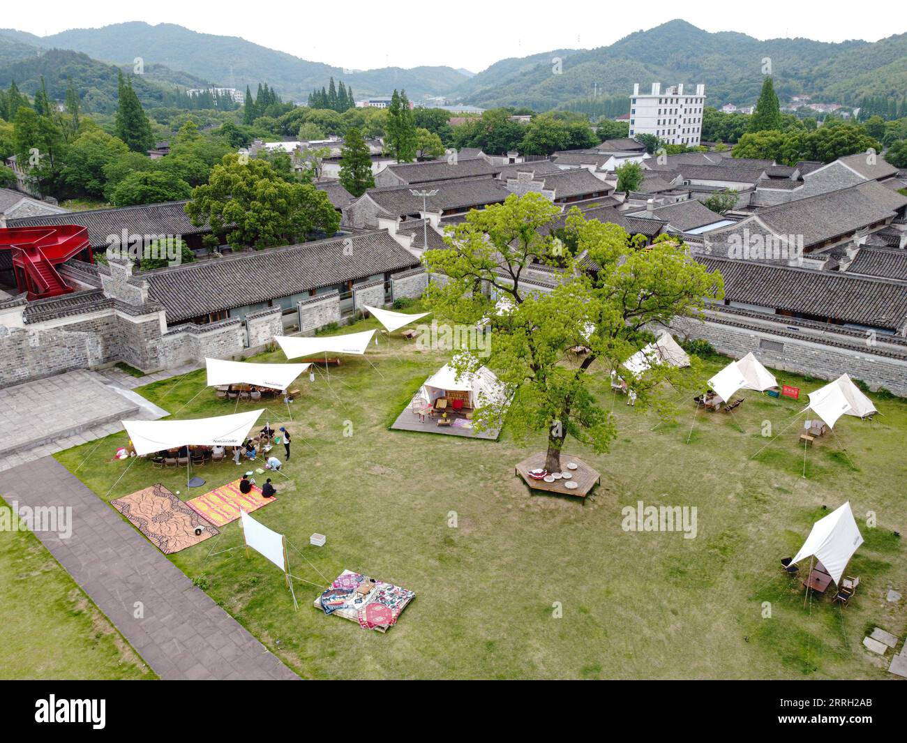 220609 -- HANGZHOU, 9. Juni 2022 -- Luftaufnahme aufgenommen am 19. Mai 2022 zeigt einen Campingplatz in Ningbo, ostchinesische Provinz Zhejiang. Im Juni 2021 veröffentlichten die zentralen chinesischen Behörden eine Leitlinie für den Bau von Zhejiang in eine Demonstrationszone, um gemeinsamen Wohlstand zu erreichen. Nach der Leitlinie wird die Provinz sich bemühen, bis 2035 gemeinsamen Wohlstand zu erreichen, wobei ihr Pro-Kopf-Bruttoinlandsprodukt und das Einkommen der städtischen und ländlichen Bewohner den Standard für die Industrieländer erreicht. Als Wirtschaftsmacht in Ostchina hat die Provinz Zhejiang detaillierte Pläne aufgestellt, um ein gemeinsames Pro zu erreichen Stockfoto