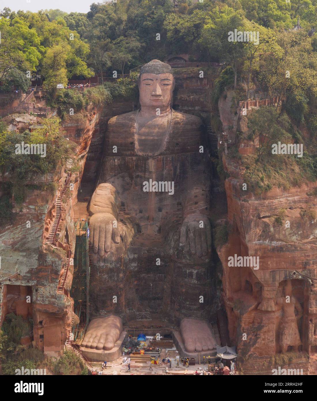 220609 -- CHENGDU, 9. Juni 2022 -- Luftaufnahme aufgenommen am 29. März 2019 zeigt den Leshan Giant Buddha in der südwestchinesischen Provinz Sichuan. Der Mount Emei, der sich in der südwestlichen chinesischen Provinz Sichuan befindet, ist ein Gebiet von beeindruckender landschaftlicher Schönheit, das sich durch seine hohen Berge und üppige Vegetation auszeichnet. Es ist auch von großer spiritueller und kultureller Bedeutung, in denen es archäologische Stätten, wichtige Architektur, Gräber, rituelle Räume und Sammlungen kultureller Artefakte gibt, einschließlich Skulpturen, Steininschriften, Kalligraphie und Gemälde, neben anderen traditionellen Künsten. Der Mount Emei ist als One o bekannt Stockfoto