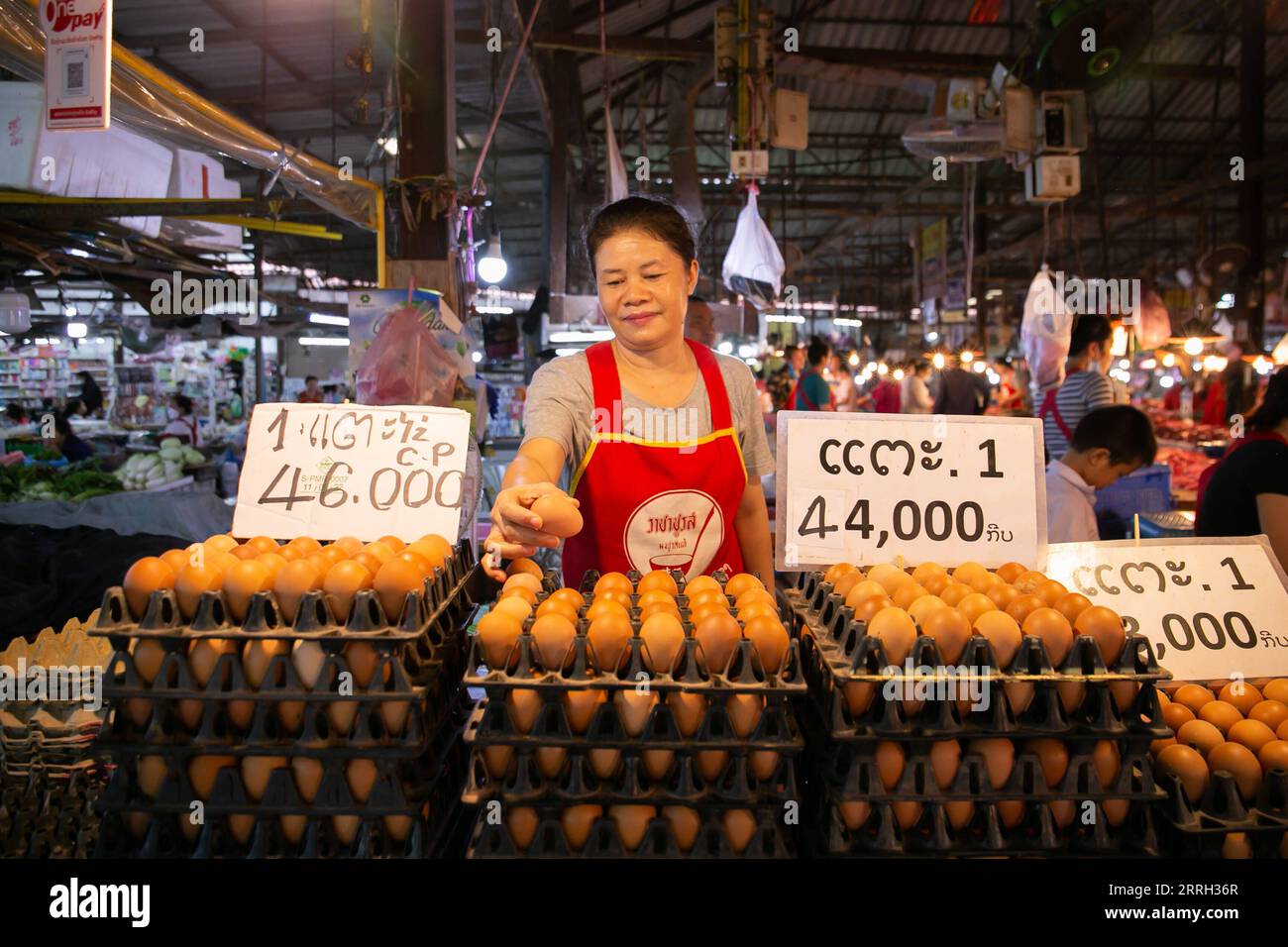 220610 -- VIENTIANE, 10. Juni 2022 -- Foto vom 9. Juni 2022 zeigt einen Markt in Vientiane, Laos. Die Laos-Inflationsrate stieg im Mai jährlich auf 12,8 Prozent, die höchste seit 18 Jahren, laut dem jüngsten Bericht des Lao Statistics Bureau. Foto von /Xinhua LAOS-VIENTIANE-INFLATION KaikeoxSaiyasane PUBLICATIONxNOTxINxCHN Stockfoto