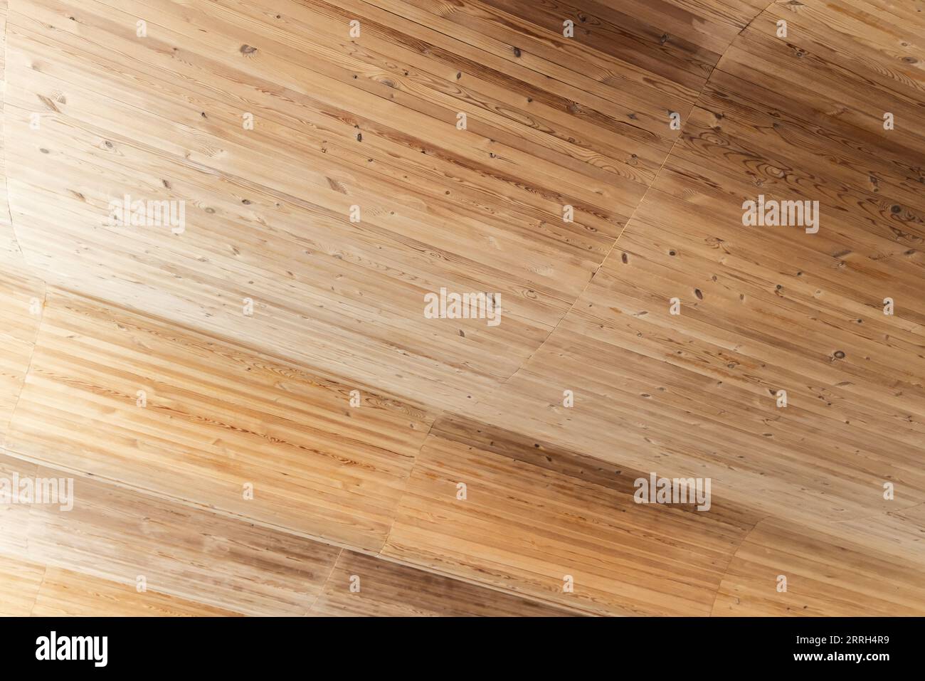 Gebogene Deckenkonstruktion aus Kiefernholzdielen, Hintergrundfoto der Architektur Stockfoto