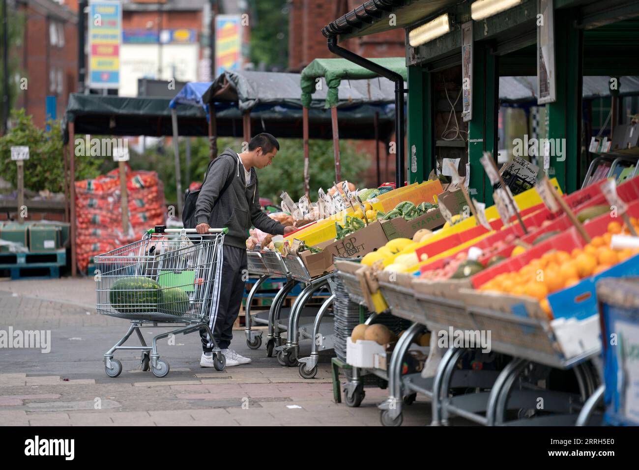 220615 -- MANCHESTER, 15. Juni 2022 -- Ein Mann kauft Lebensmittel auf einem Markt in Manchester, Großbritannien, 14. Juni 2022. UM MIT Großbritanniens Job Vakancy Crisis könnte dauern 3-5 Jahre: Expert Photo by /Xinhua BRITAIN-MANCHESTER-JOB VAKANCY CRISIS JonxSuper PUBLICATIONxNOTxINxCHN Stockfoto