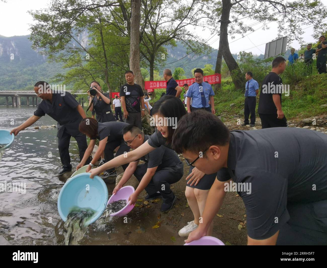 220615 -- GUIYANG, 15. Juni 2022 -- Polizeibeamte lassen Fischbrut im Jiangkou County in der Stadt Tongren, Provinz Guizhou im Südwesten Chinas, am 2. September 2020 ins Wasser. ZU SPRECHEN in ganz China: Justizielle Innovationen wecken öffentliches Umweltbewusstsein CHINA-GUIZHOU-JUSTIZIELLE INNOVATIONEN-ÖFFENTLICHES UMWELTBEWUSSTSEIN CN Xinhua PUBLICATIONxNOTxINxCHN Stockfoto