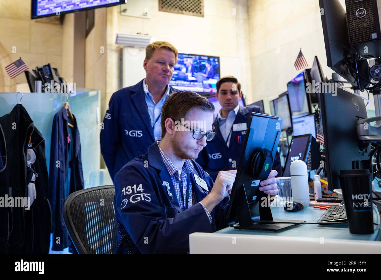 220616 -- NEW YORK, 16. Juni 2022 -- Händler arbeiten an der New York Stock Exchange in New York, USA, 15. Juni 2022. Die US-Aktien stiegen am Mittwoch an, nachdem die Federal Reserve ihre größte Zinserhöhung seit fast drei Jahrzehnten unter der steigenden Inflation abgegeben hatte. David Nemec/NYSE/Handout über Xinhua U.S.-NEW YORK-STOCK-RISE DavidxL.xNemec PUBLICATIONxNOTxINxCHN Stockfoto