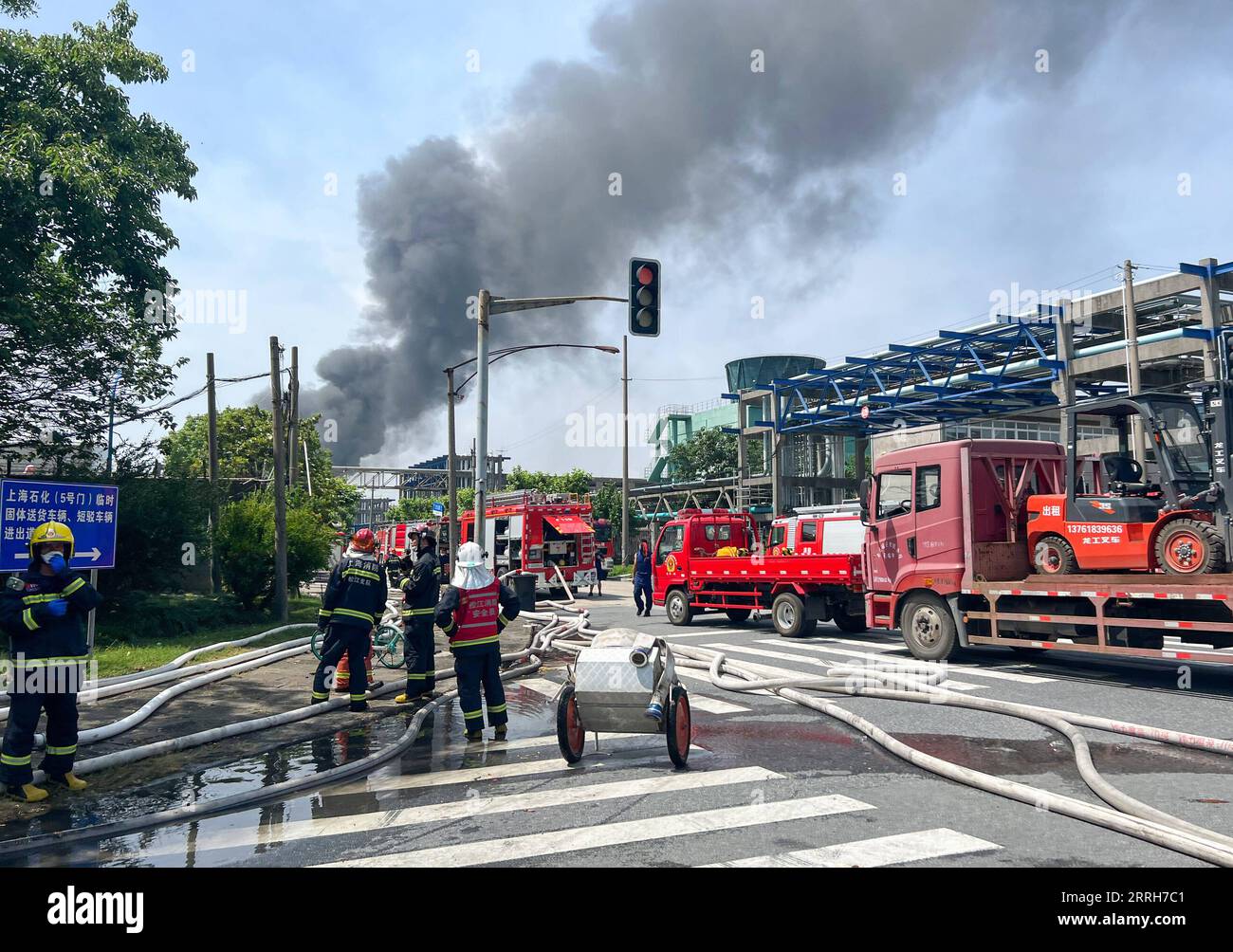 220618 -- SHANGHAI, 18. Juni 2022 -- Feuerwehrleute arbeiten an der Brandstelle im Ethylenglykol-Werksbereich von Sinopec Shanghai Petrochemical Co., Ltd. Im ostchinesischen Shanghai, 18. Juni 2022. Eine Person wurde getötet, nachdem am frühen Samstag ein Feuer in einem petrochemischen Unternehmen in Chinas Shanghai ausbrach, sagte das Unternehmen. Der Brand ereignete sich um 4:28 Uhr im Ethylenglykol-Werk der Chemieabteilung von Sinopec Shanghai Petrochemical Co., Ltd. Im Bezirk Jinshan der Stadt. Ein Fahrer eines Transportfahrzeugs wurde tot aufgefunden und ein Mitarbeiter des Unternehmens wurde leicht verletzt. CHI Stockfoto