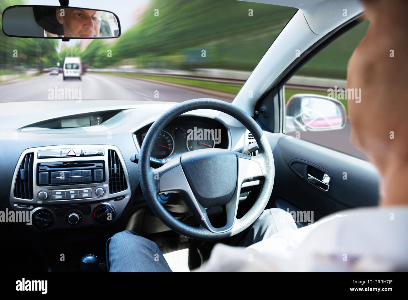 Nahaufnahme eines Mannes in Selbstfahrer Auto sitzen Stockfoto