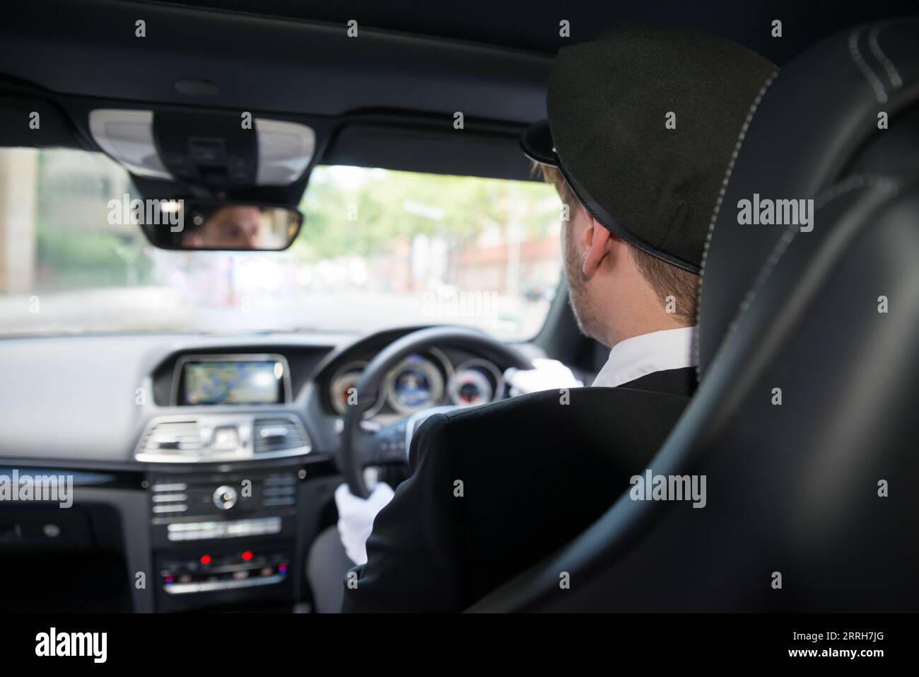 Rückansicht eines männlichen Chauffeur Auto Fahren Stockfoto