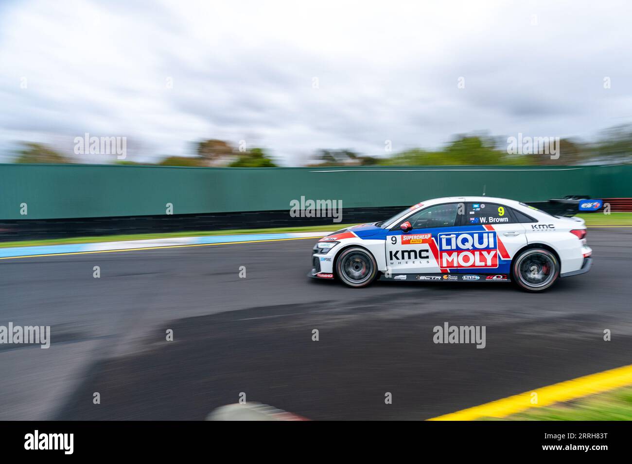 Sandown Park, Australien. 8. September 2023. Will Brown beschleunigt sein MPC-Team LIQUI MOLY Audi RS3 LMS TCR aus Kurve 4 heraus und auf der hinteren Geraden hinunter. Quelle: James Forrester/Alamy Live News Stockfoto