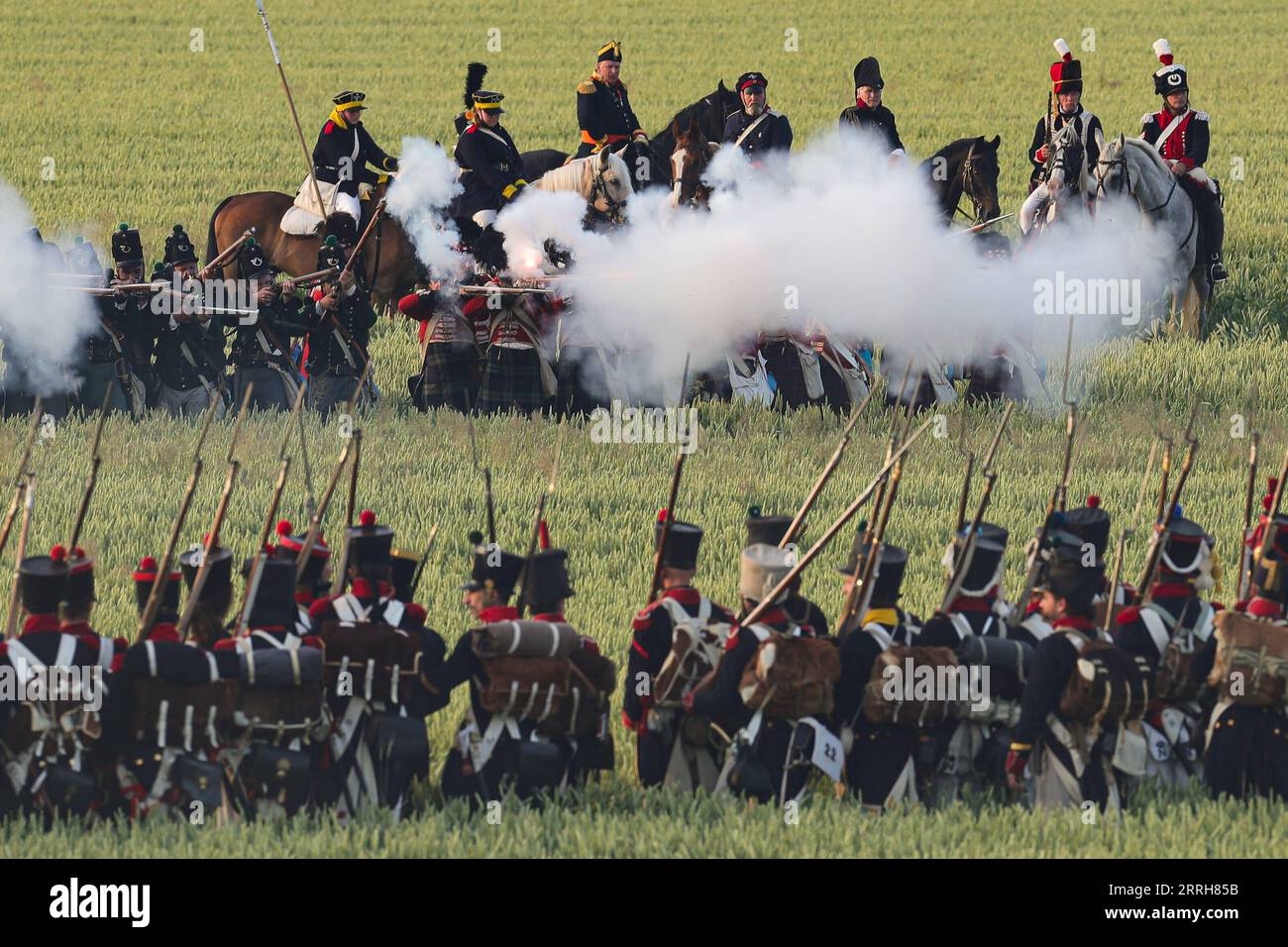220619 -- WATERLOO, 19. Juni 2022 -- Reenactors treten während der Nachstellung der Schlacht von Waterloo 1815 in Waterloo, Belgien, am 18. Juni 2022 auf. Etwa 2.000 Reenactors, mehr als 100 Pferde sowie mehr als 20 Kanoniker nahmen an der Reenactment Teil und zeigten den Konflikt zwischen Napoleon und Wellington vom 18. Juni 1815. Das Ereignis war der 207. Jahrestag der Schlacht von Waterloo. BELGIEN-WATERLOO BATTLE-WIEDERINSZENIERUNG ZhengxHuansong PUBLICATIONxNOTxINxCHN Stockfoto
