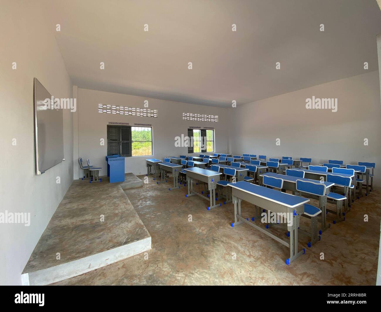 220619 -- ODDAR MEANCHEY, 19. Juni 2022 -- Foto aufgenommen am 18. Juni 2022, zeigt ein Klassenzimmer eines chinesisch finanzierten Schulgebäudes in der Techo Santepheap Primary School in der Provinz Oddar Meanchey, Kambodscha. Ein von China unterstütztes Schulgebäude wurde am Samstag in einer abgelegenen Gegend hier im Nordwesten Kambodschas eingeweiht, um den Kindern in diesem ländlichen Gebiet Hoffnung auf eine bessere Bildung zu geben, sagten Beamte. Das Gebäude mit sechs Klassenzimmern, einem Büro, 10 Toiletten und einem Pumpbrunnen wird von der chinesischen NGO Cambodia International Charity Organization CICO gespendet und befindet sich in der Techo Santepheap Primary School i Stockfoto