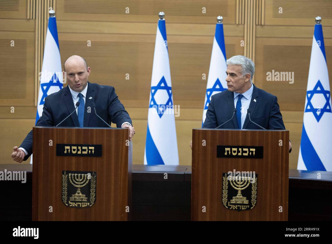 220620 -- JERUSALEM, 20. Juni 2022 -- der israelische Premierminister Naftali Bennett L und der stellvertretende Premierminister Yair Lapid geben am 20. Juni 2022 eine gemeinsame Erklärung vor der Presse in Jerusalem ab. Israels fragile Koalitionsregierung wird nächste Woche für die Auflösung des parlaments stimmen, kündigte das Büro des israelischen Premierministers am Montag an und schickte das Land zu den fünften Wahlen in drei Jahren. Via Xinhua MIDEAST-JERUSALEM-ISRAEL-NEUE WAHLEN JINI PUBLICATIONxNOTxINxCHN Stockfoto